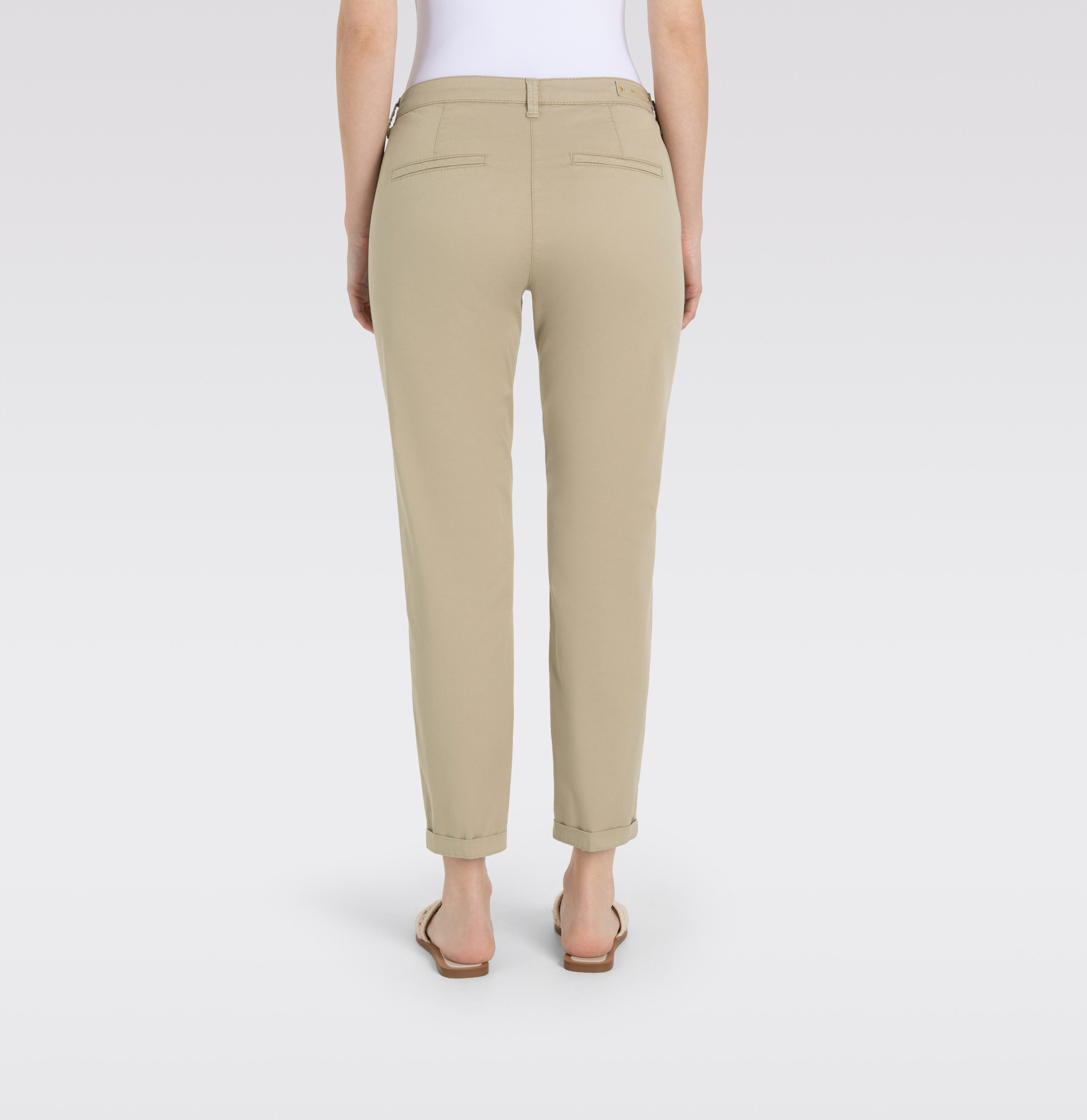 MAC Chino turn up met subtiele glans, elegant en sportief tegelijk