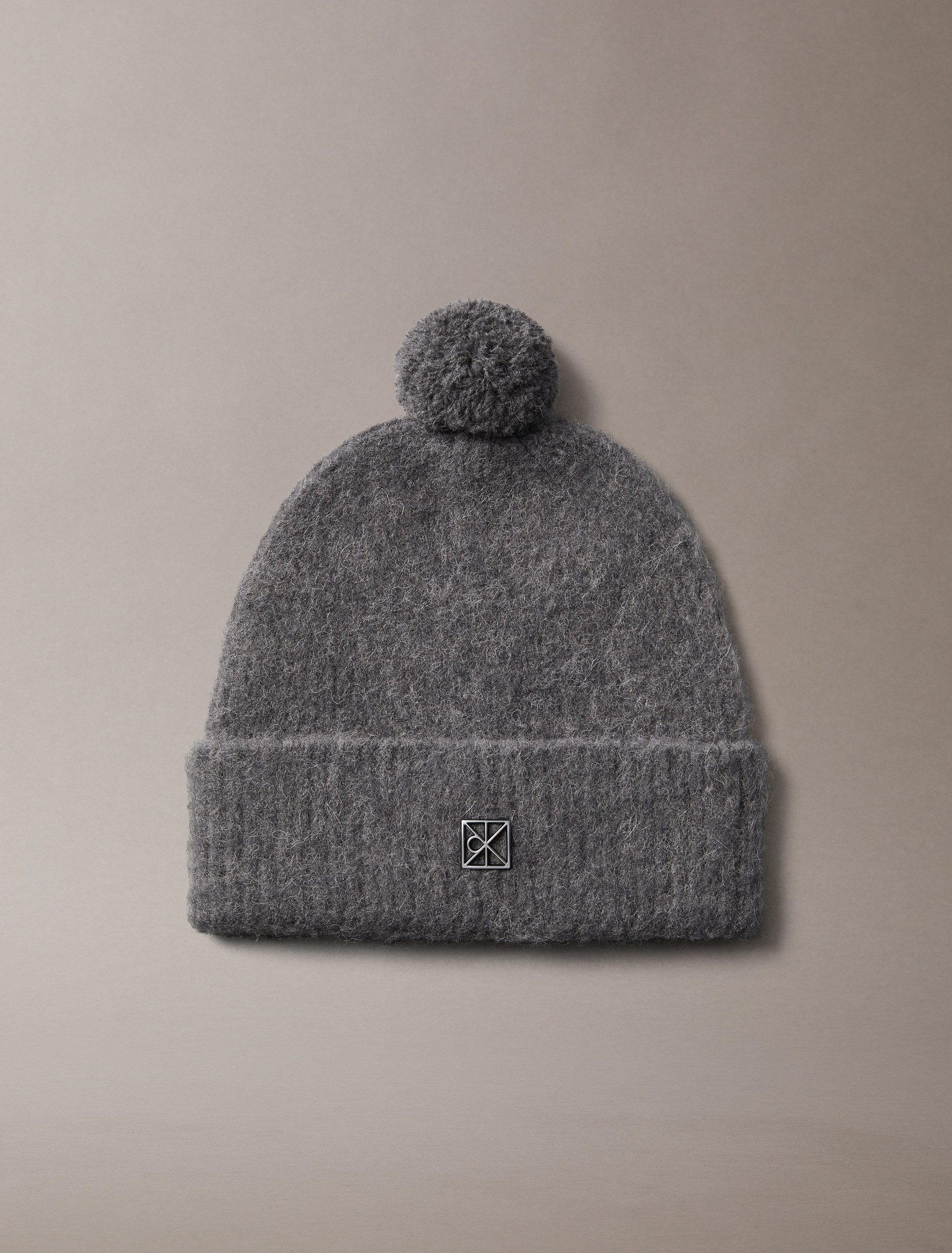 Calvin Klein Pomponmuts EMBLEM BRUSHED POMPOM BEANIE Perfect voor dagelijks gebruik