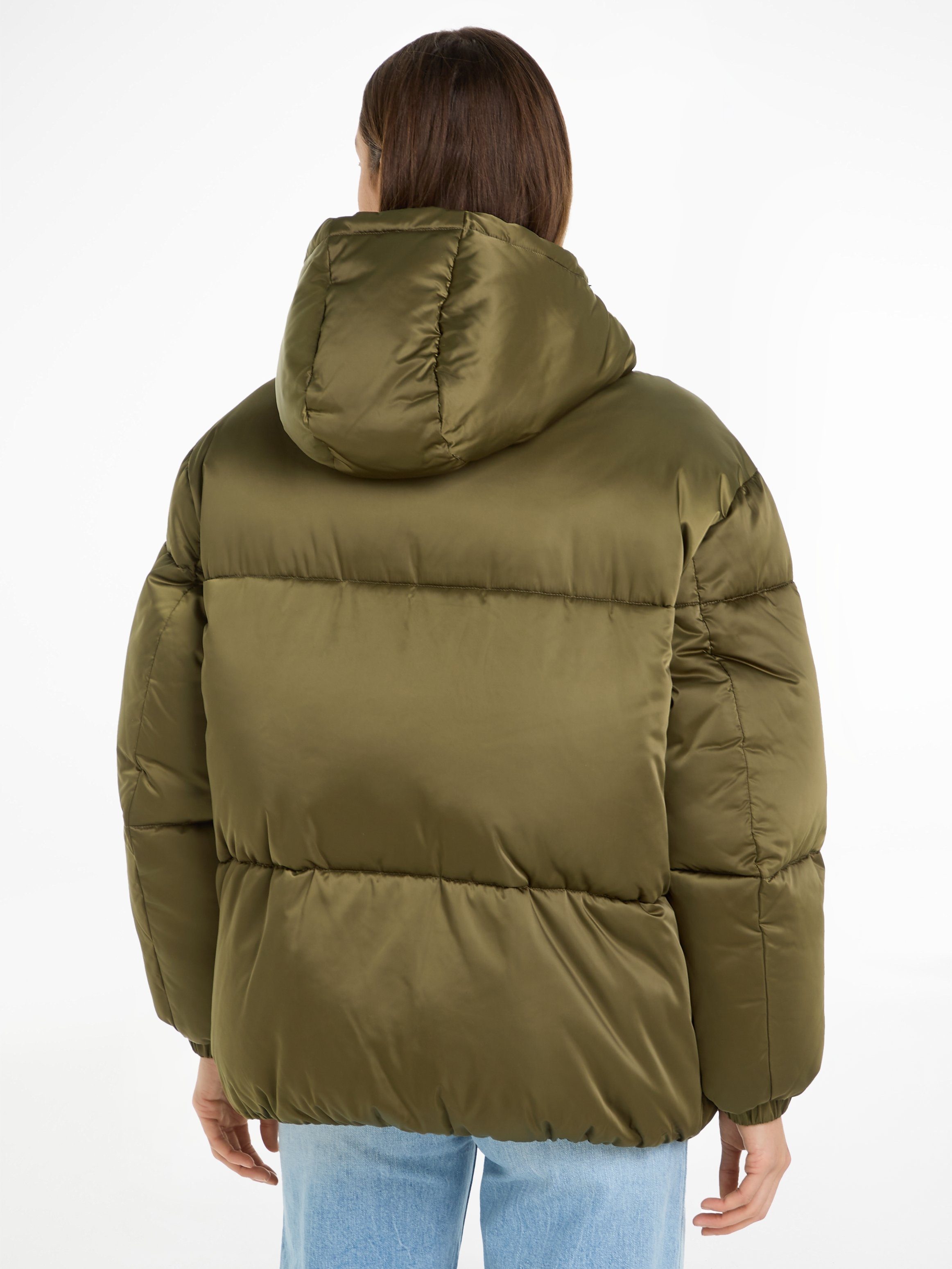 TOMMY JEANS Gewatteerde jas TJW OVR SATIN PUFFER met tommy jeans-merklabel