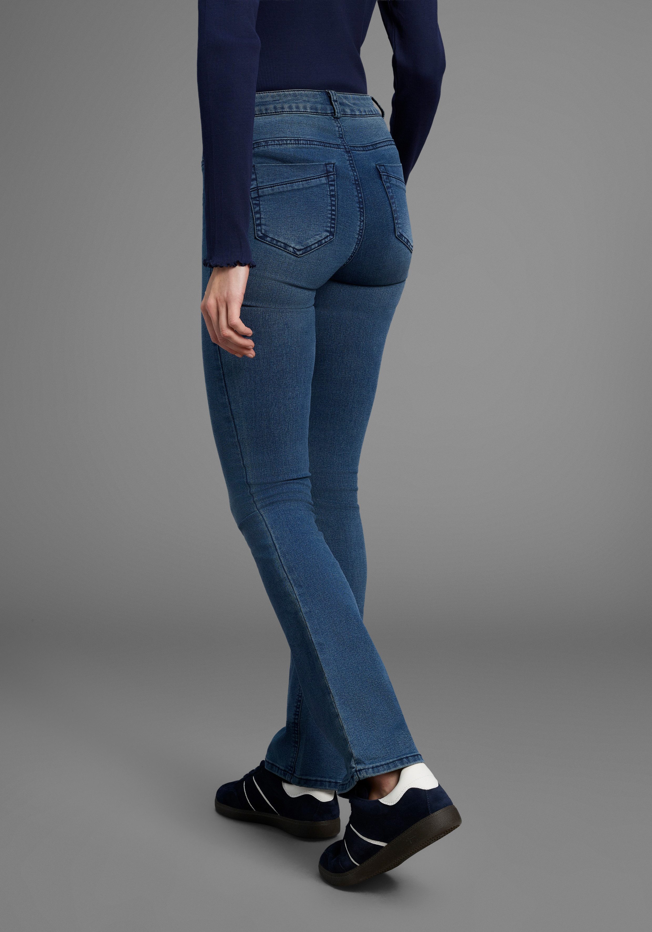 Arizona Bootcut jeans Ultra Stretch uitlopende pasvorm, used-wassing, hoge taille