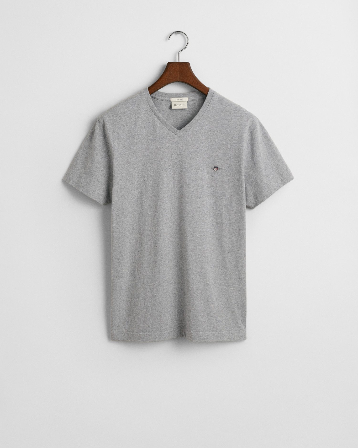 Gant T-shirt SLIM SHIELD V-NECK T-SHIRT met een klein geborduurd logo op de borst