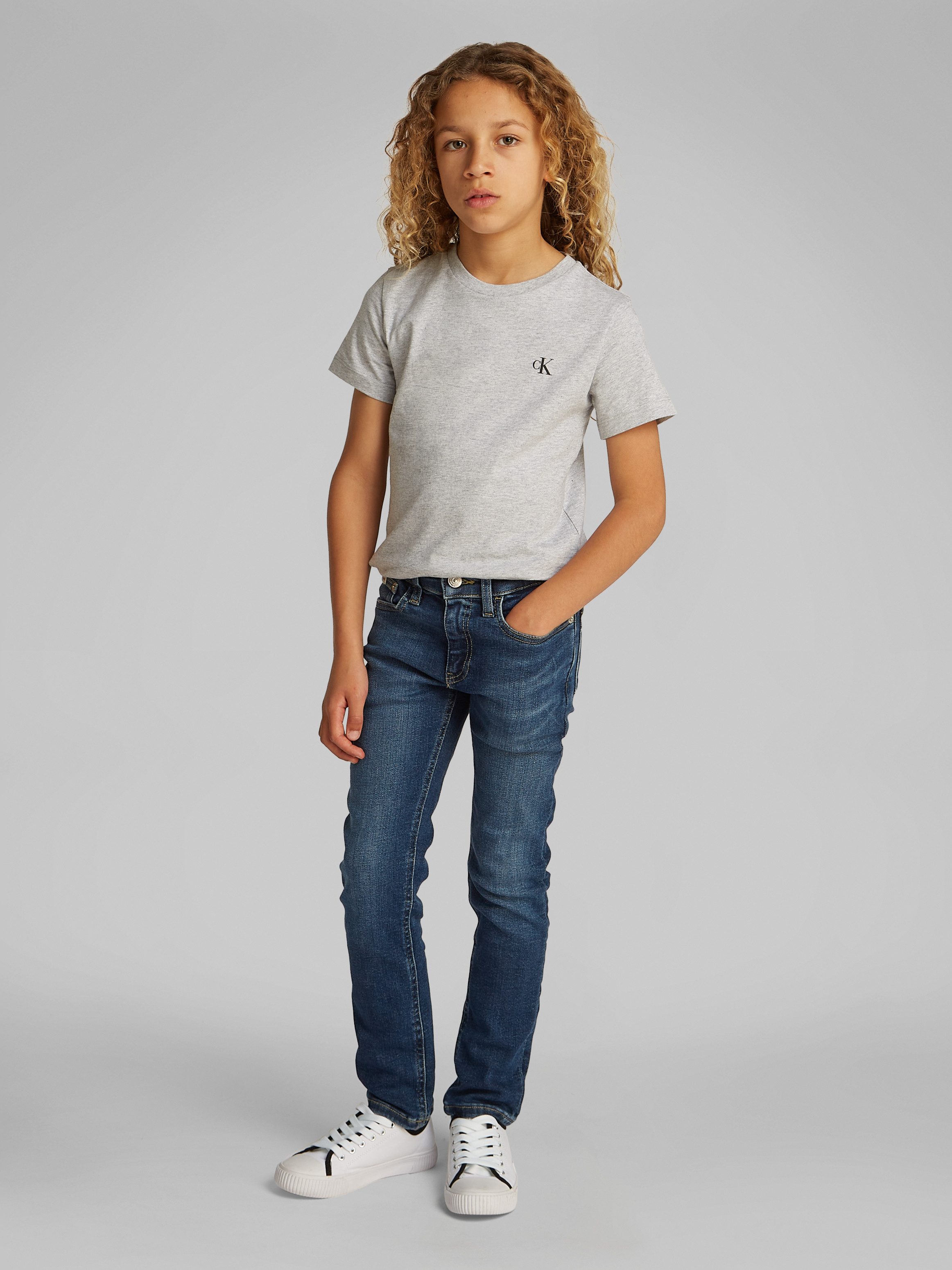 Calvin Klein Slim fit jeans DARK BLUE VISUAL SLIM voor kinderen tot 16 jaar met leren patch