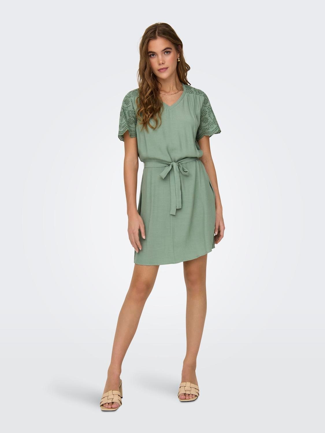 Only Mini-jurk ONLJODIE ROU SS V-NECK DRESS WVN