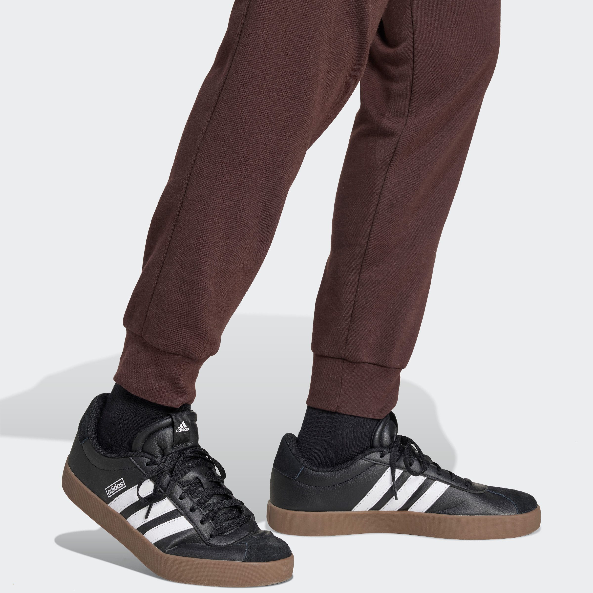 adidas Sportswear Sportbroek ESSENTIALS FLEECE REGULAR TAPERED CARGOBROEK Joggingbroek cargo van zacht fleece-materiaal (1-delig)