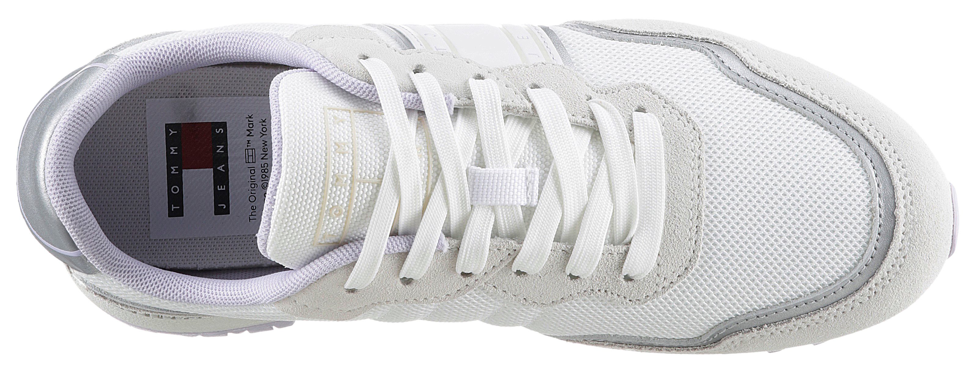 TOMMY JEANS Sneakers met sleehak TJW METALLIC RETRO CLEATED RUN met contrastafwerkingen, vrijetijdsschoen, lage schoen, veterschoen