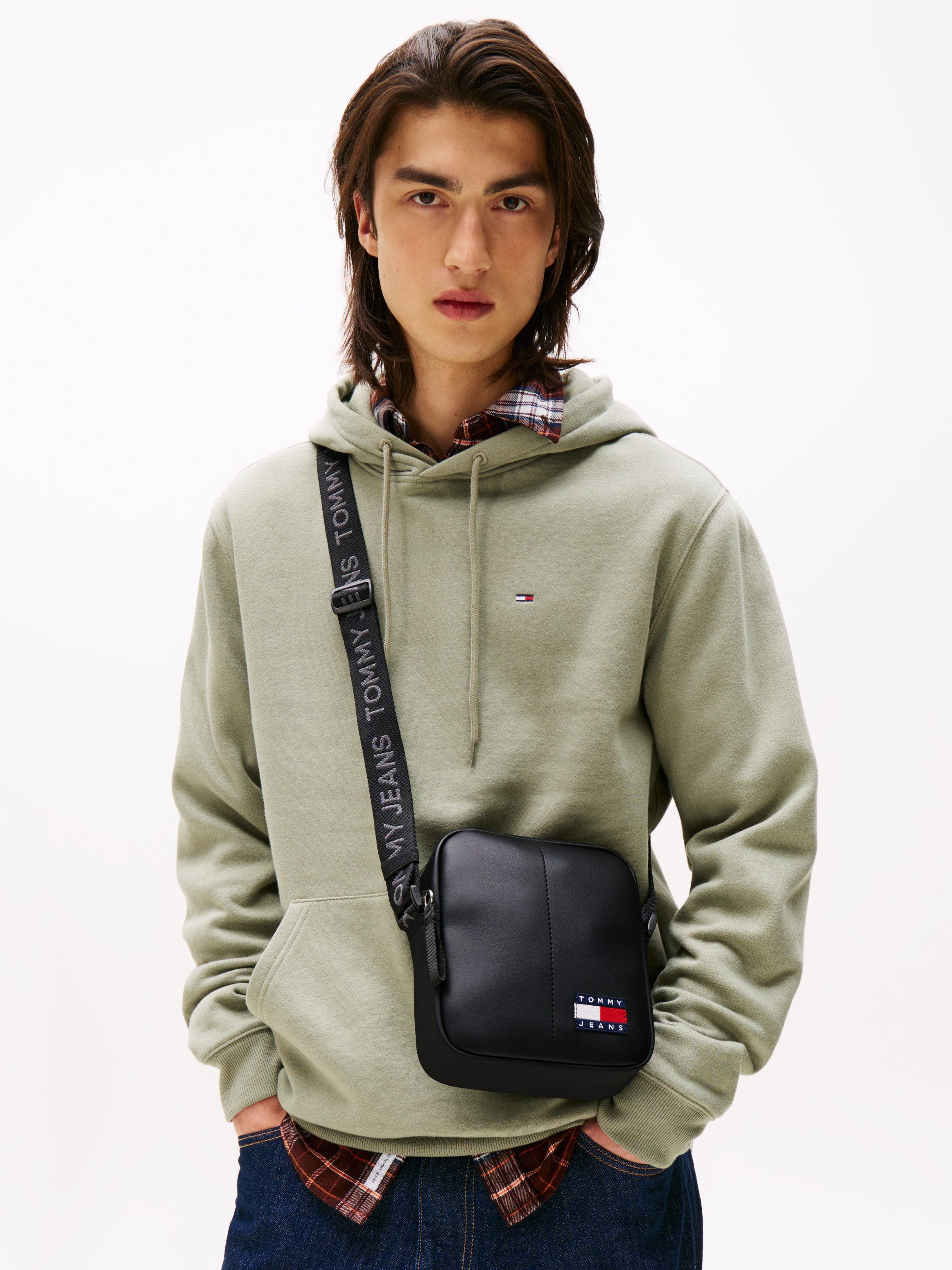 TOMMY JEANS Schoudertas TJM ESS DAILY PU REPORTER , heren vrijetijdstas, schoudertas met tommy jeans vlag