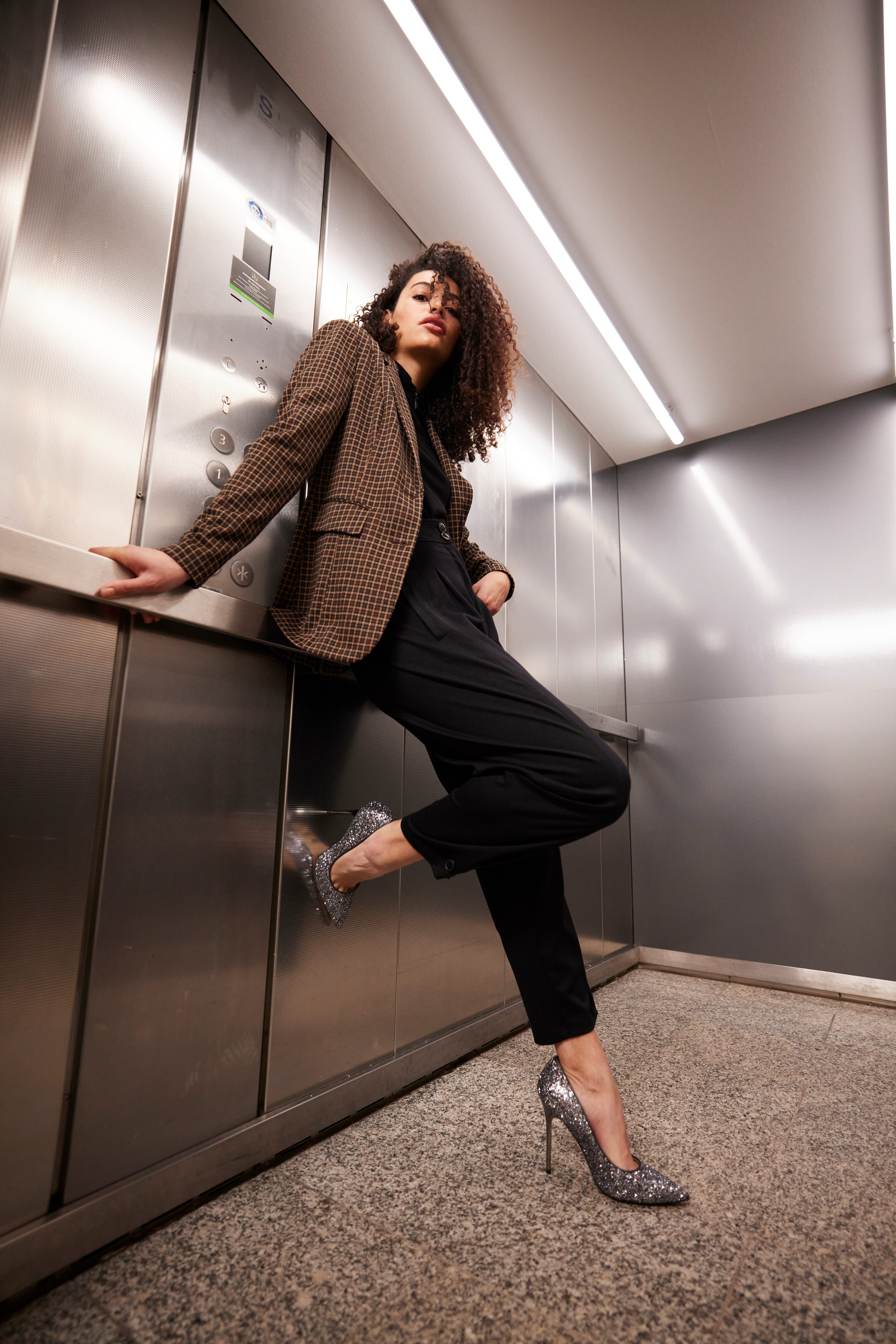 Aniston CASUAL Sweatblazer in een trendy ruitdessin