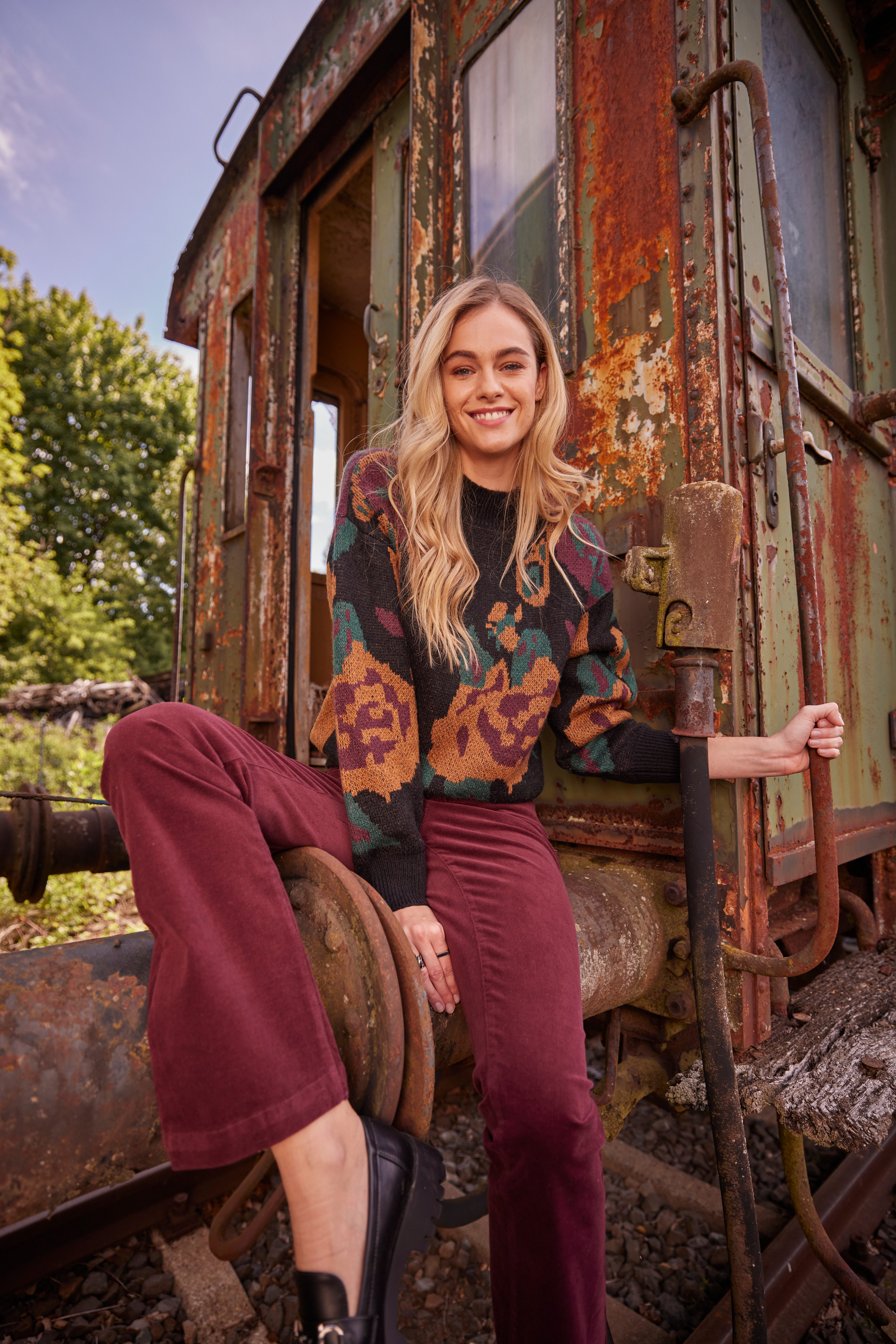 Aniston CASUAL Cordbroek in trendy bootcut-vorm
