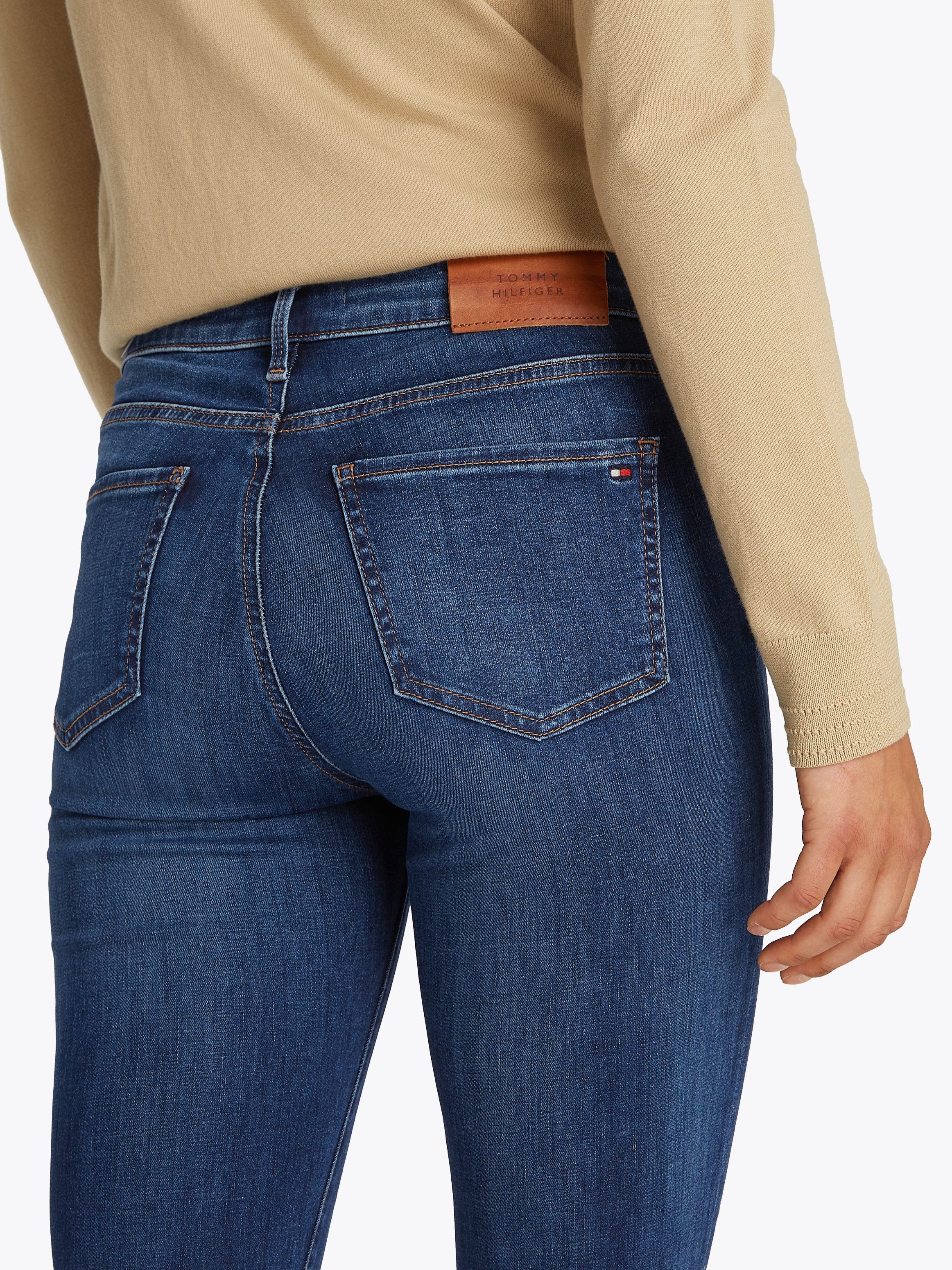 Tommy Hilfiger Skinny fit jeans COMO Skinny Regular Waist met logo-badge, in enkel-lengte