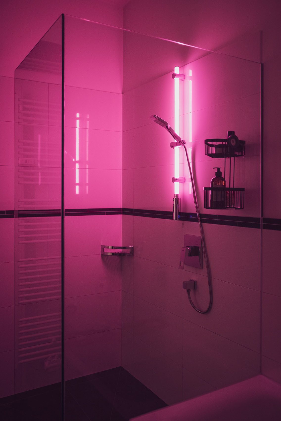 WENKO Douchestang-set Douchestang met ledverlichting met douchekop en doucheslang, inclusief oplaadbare eenheid (3-delig)