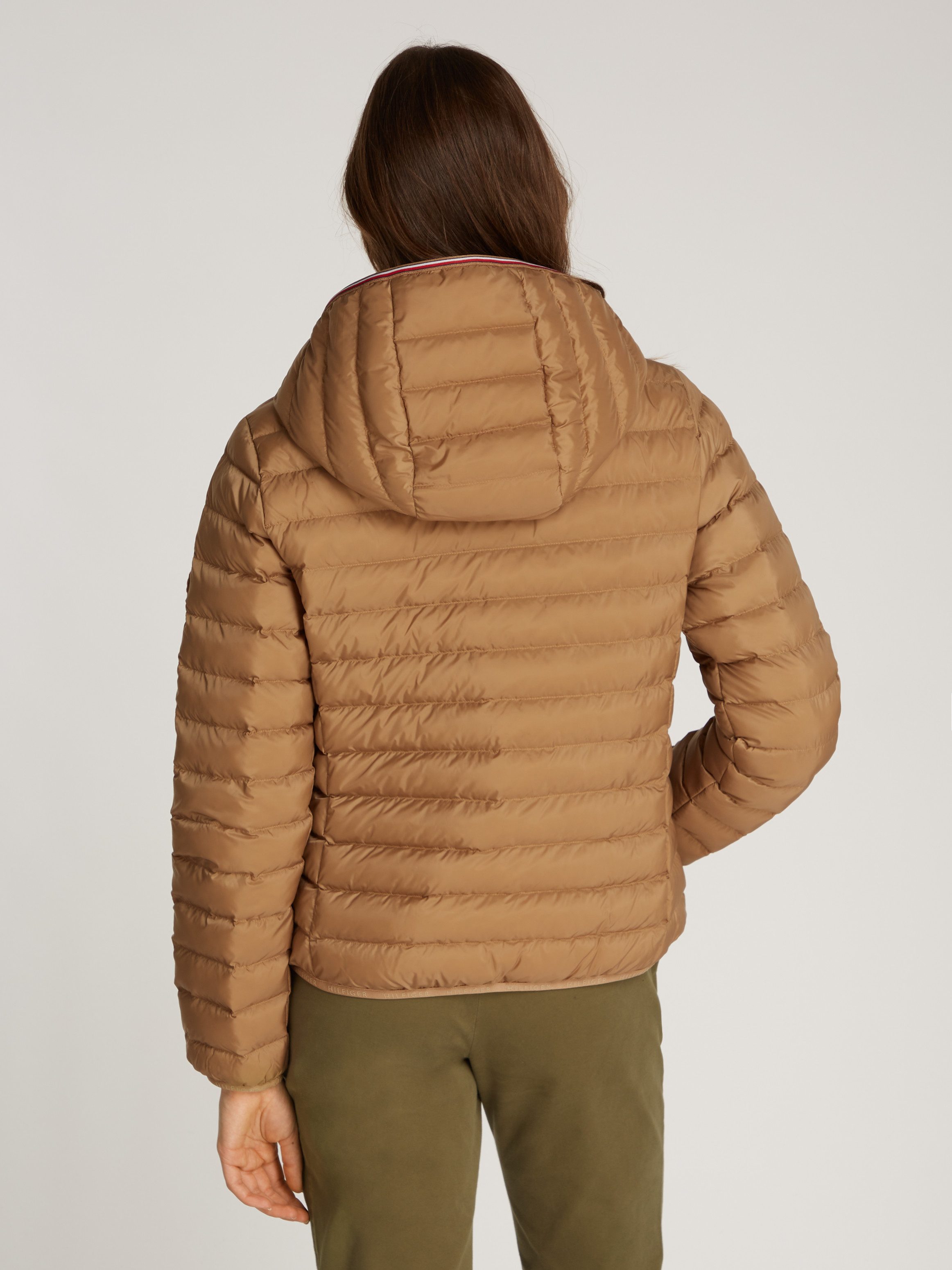 Tommy Hilfiger Gewatteerde jas REVERSIBLE LW PADDED JACKET met omkeerbare draagmogelijkheid lichte vulling logo-patch