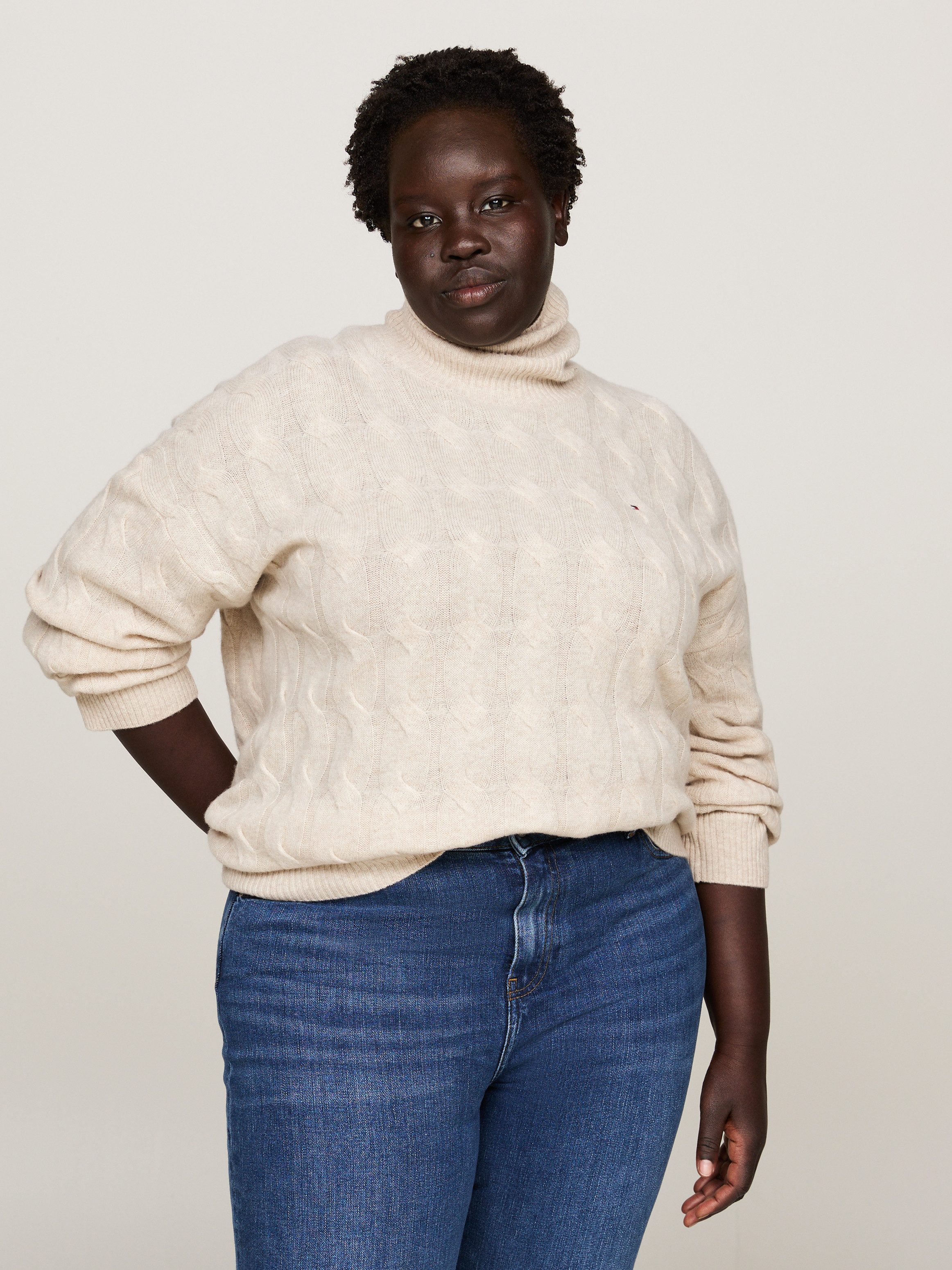 Tommy Hilfiger Curve Coltrui CRV SOFT WOOL C Sweater in grote maten, met logoborduring op de mouw, van 100% wol