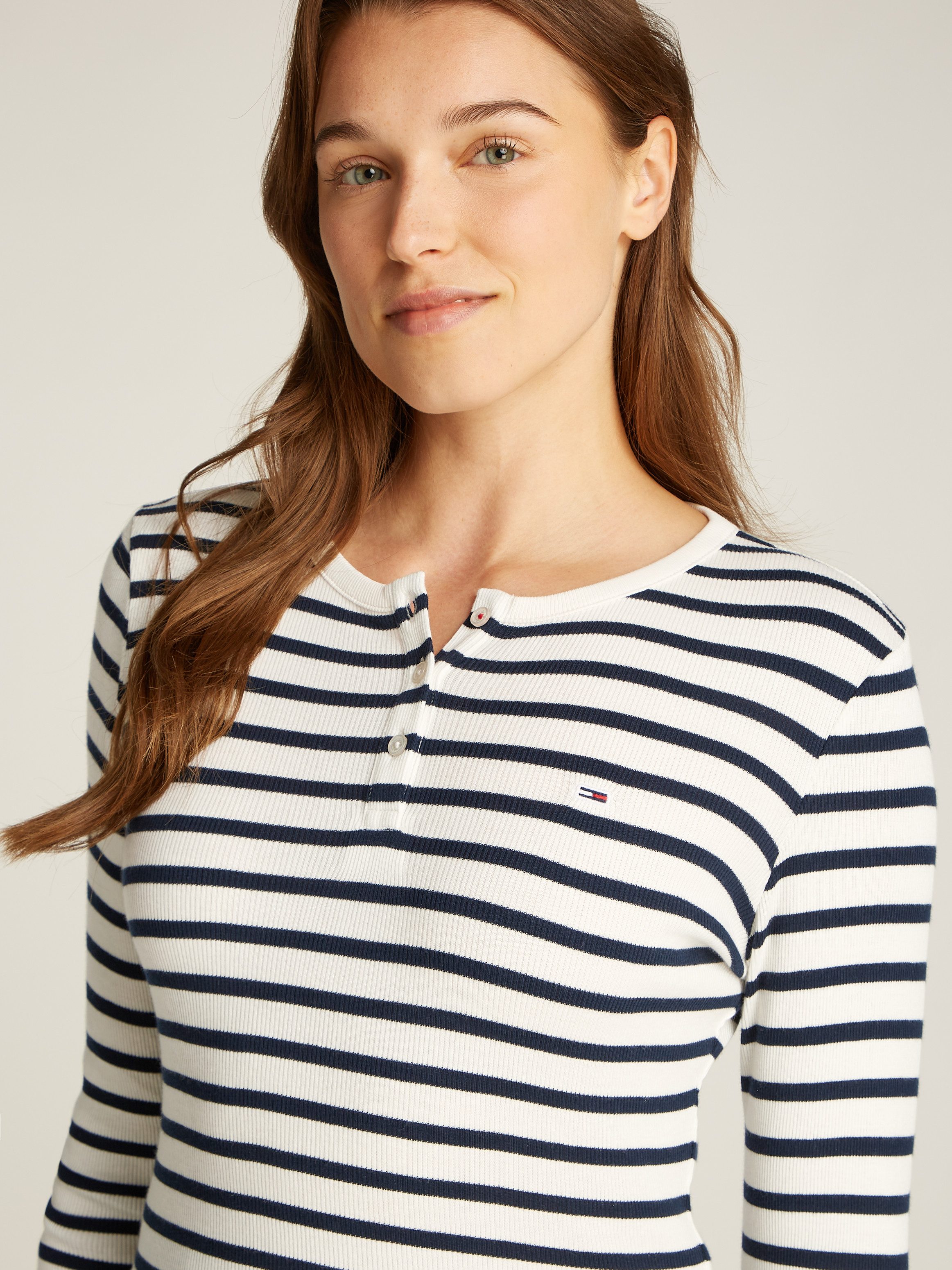 TOMMY JEANS Shirt met lange mouwen TJW SLM BUTTON RIB C-NECK LS EXT