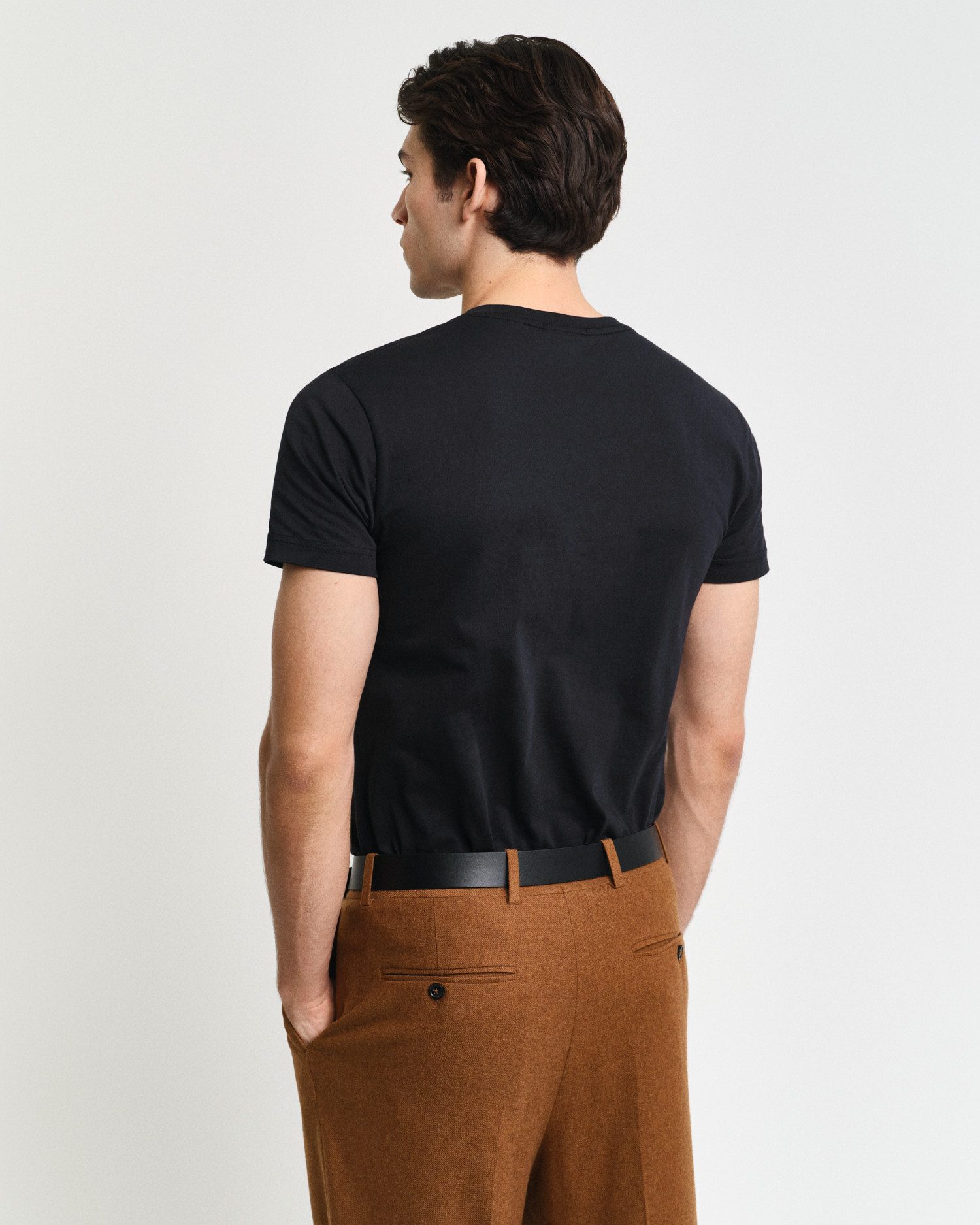 Gant T-shirt SLIM SHIELD V-NECK T-SHIRT met een klein geborduurd logo op de borst