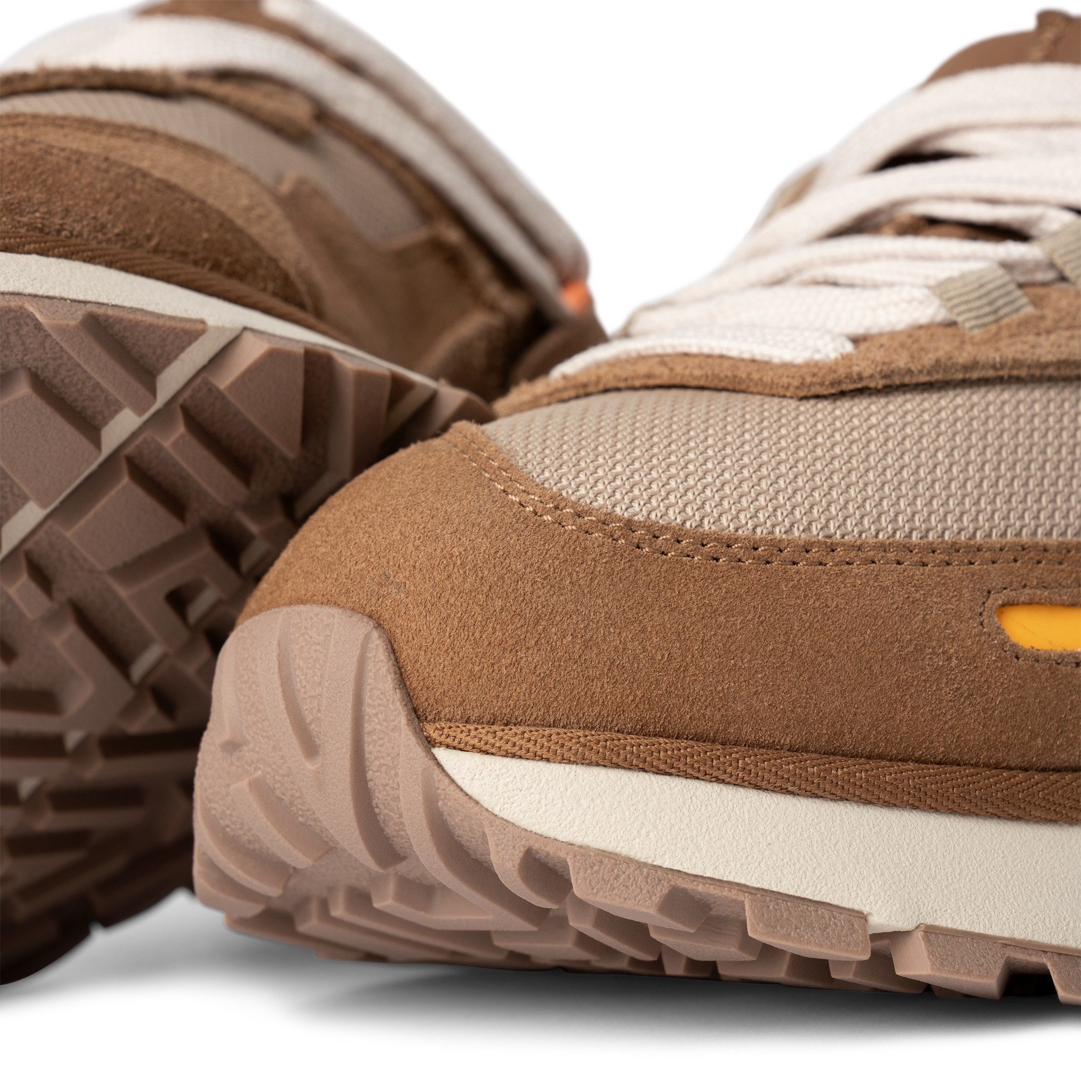 UGG Sneakers RETROFI LOW , chunky sneaker, plateausneaker met gepolsterde schacht