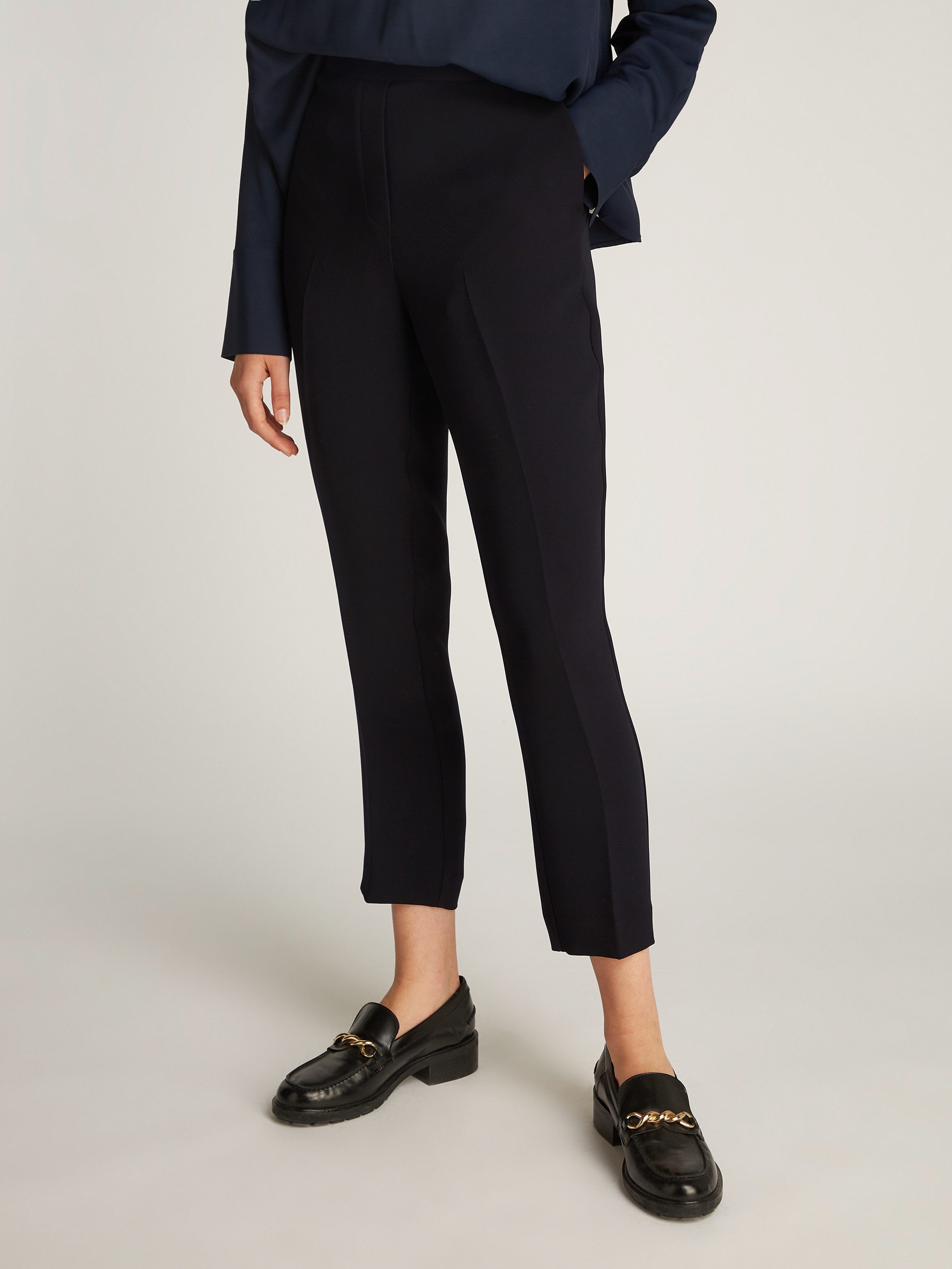 Tommy Hilfiger Geweven broek CREPE SLIM PULL ON PANT met metalen label, strijkvouwen