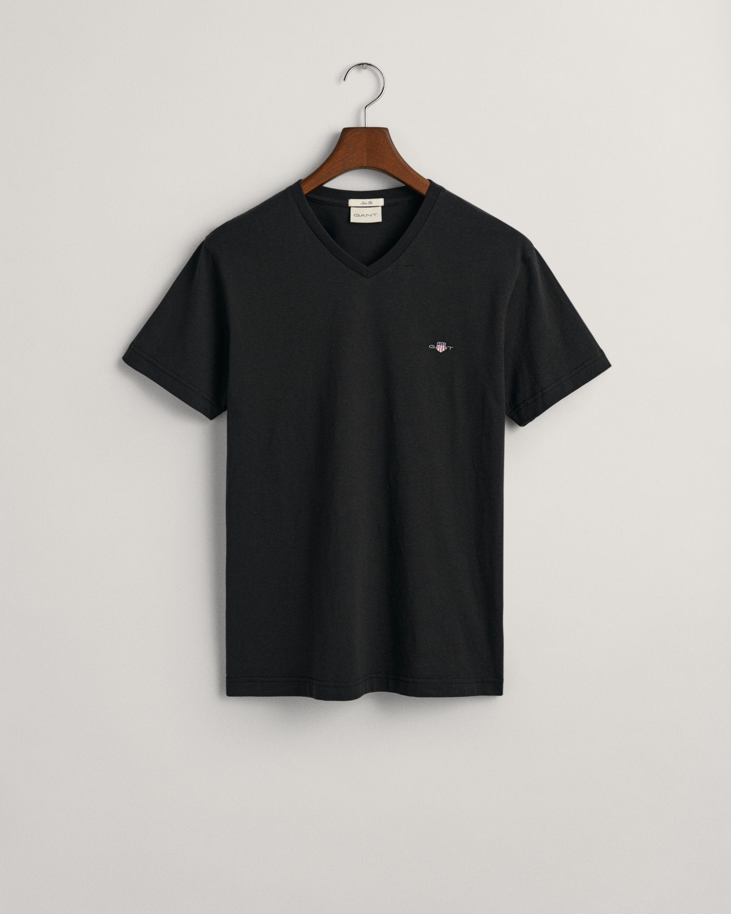 Gant T-shirt SLIM SHIELD V-NECK T-SHIRT met een klein geborduurd logo op de borst