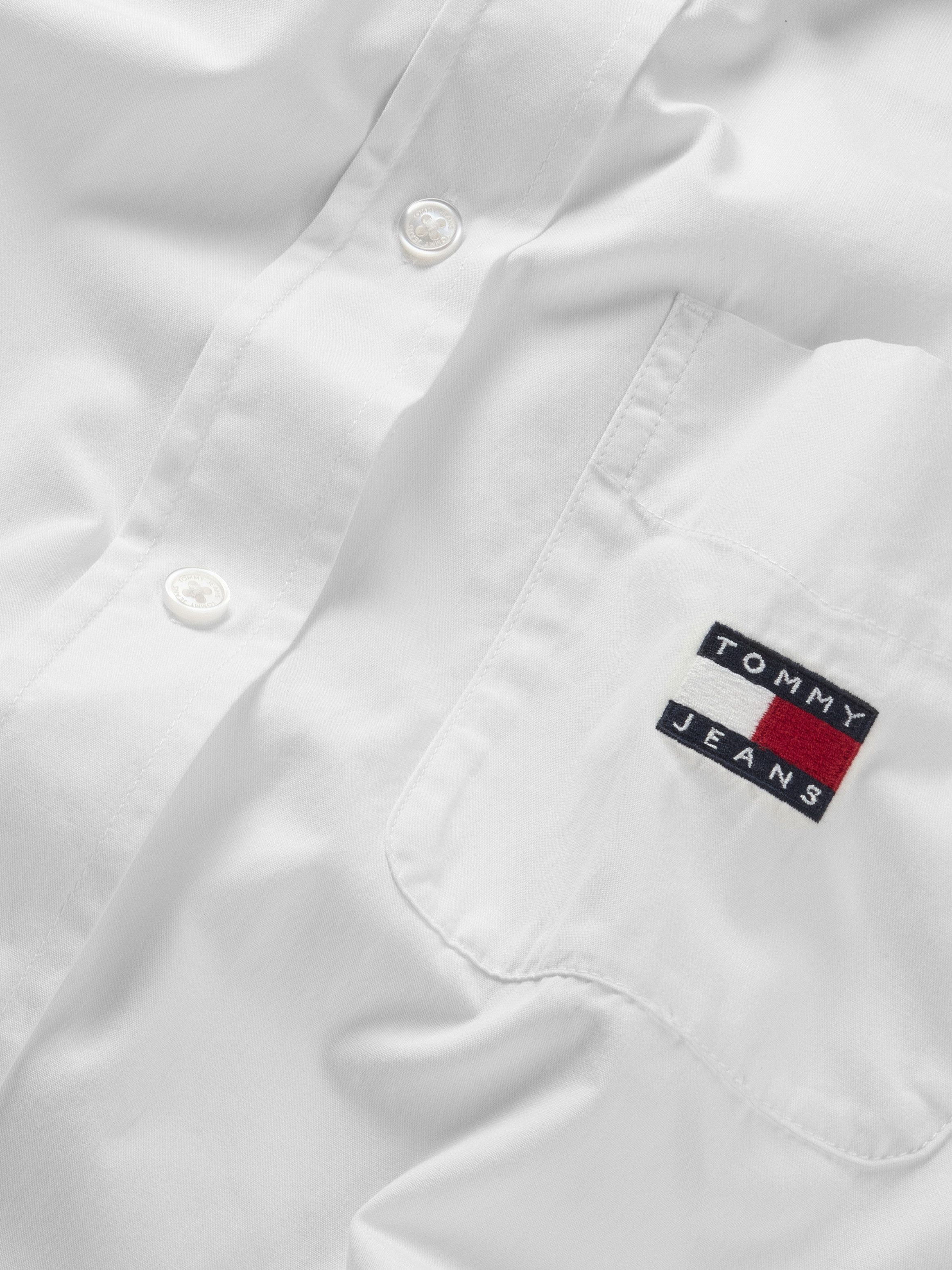 TOMMY JEANS Overhemdblouse TJW OVS BADGE POPLIN SHIRT EXT met borstzak met logoborduring