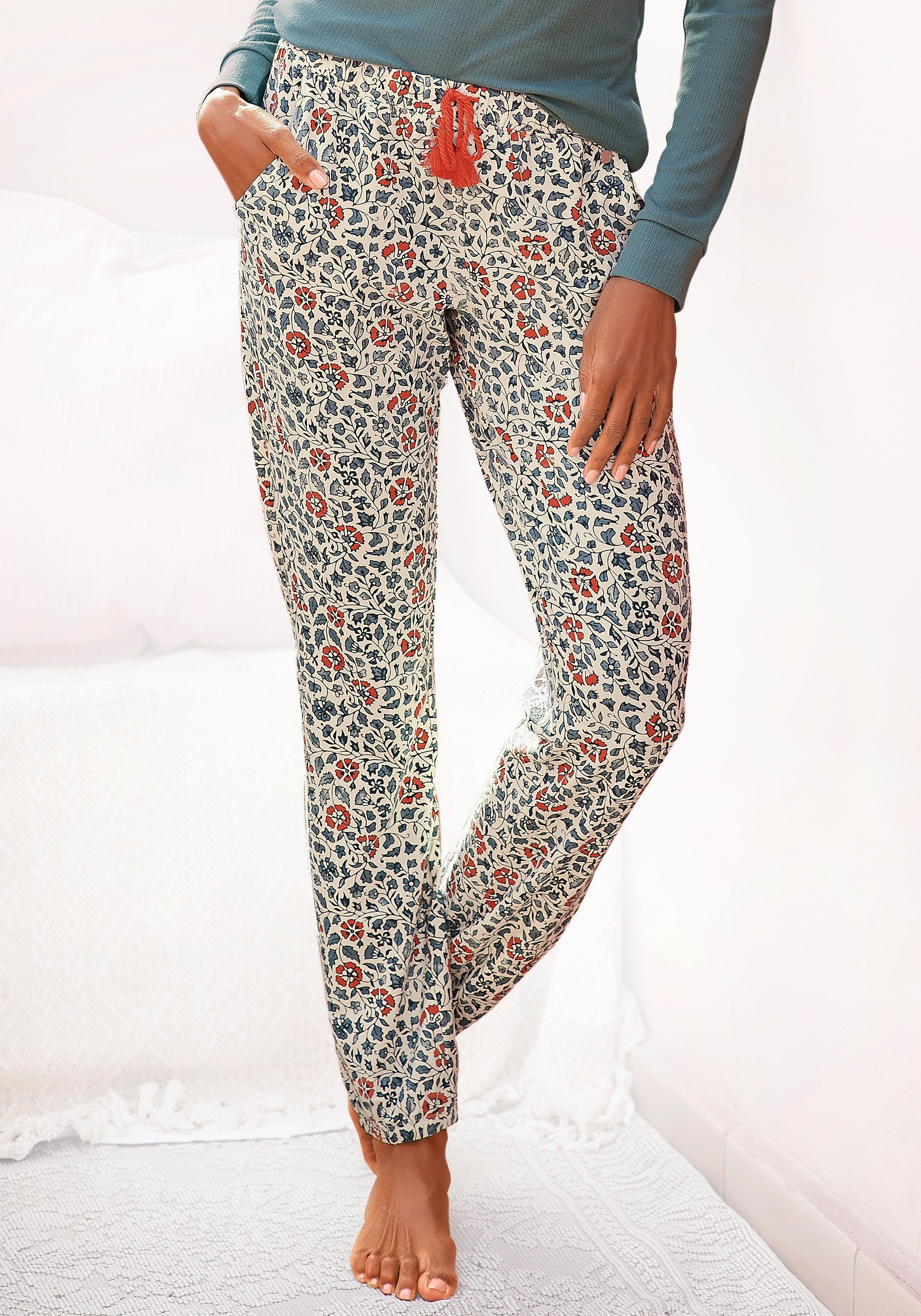 Lascana Pyjamabroek in bloemen print all-over