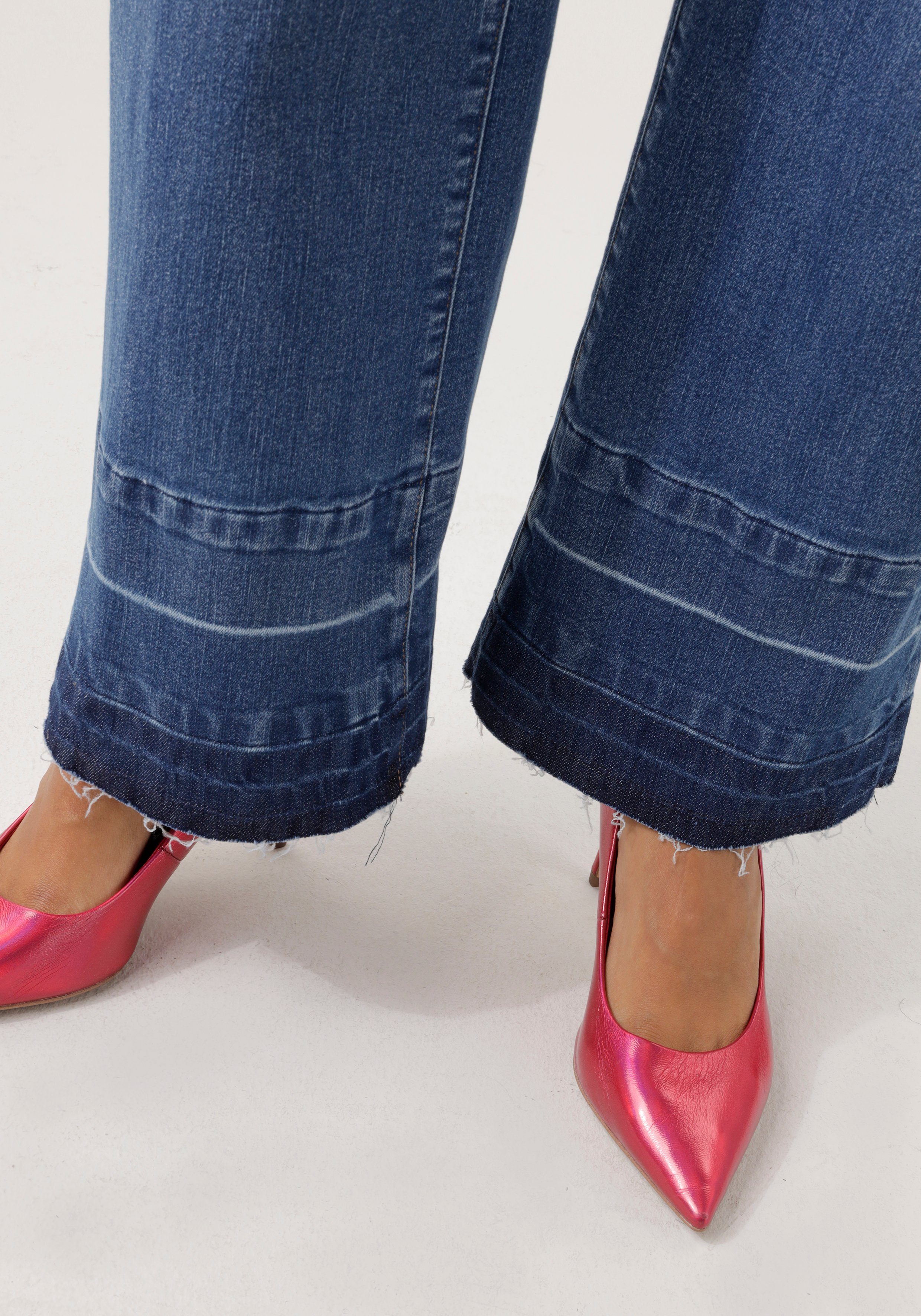 Aniston CASUAL Straight jeans met een trendy wassing op de licht gerafelde zoom