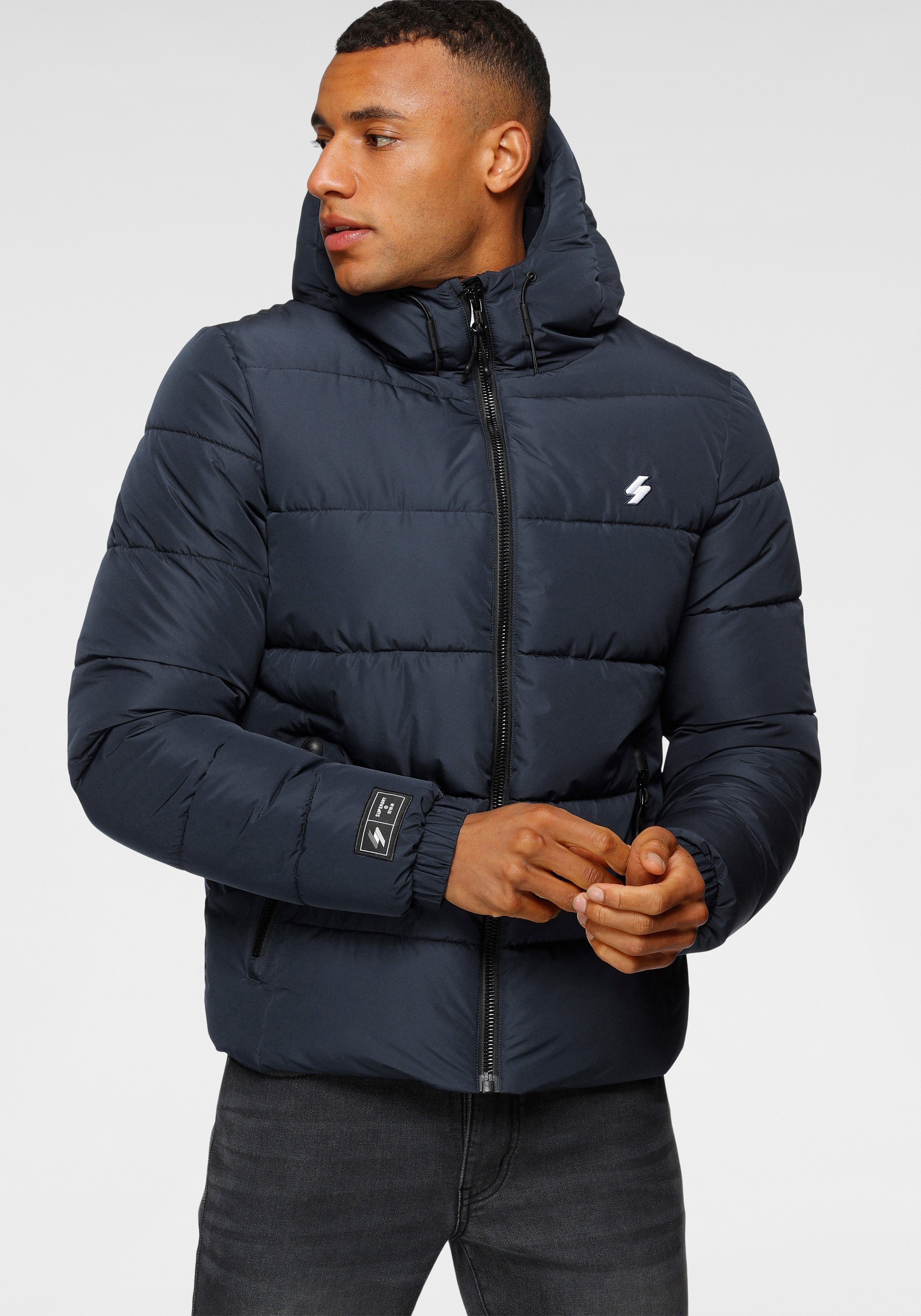 Superdry Gewatteerde jas HOODED SPORTS PUFFR JACKET met contrastkleurig borduursel