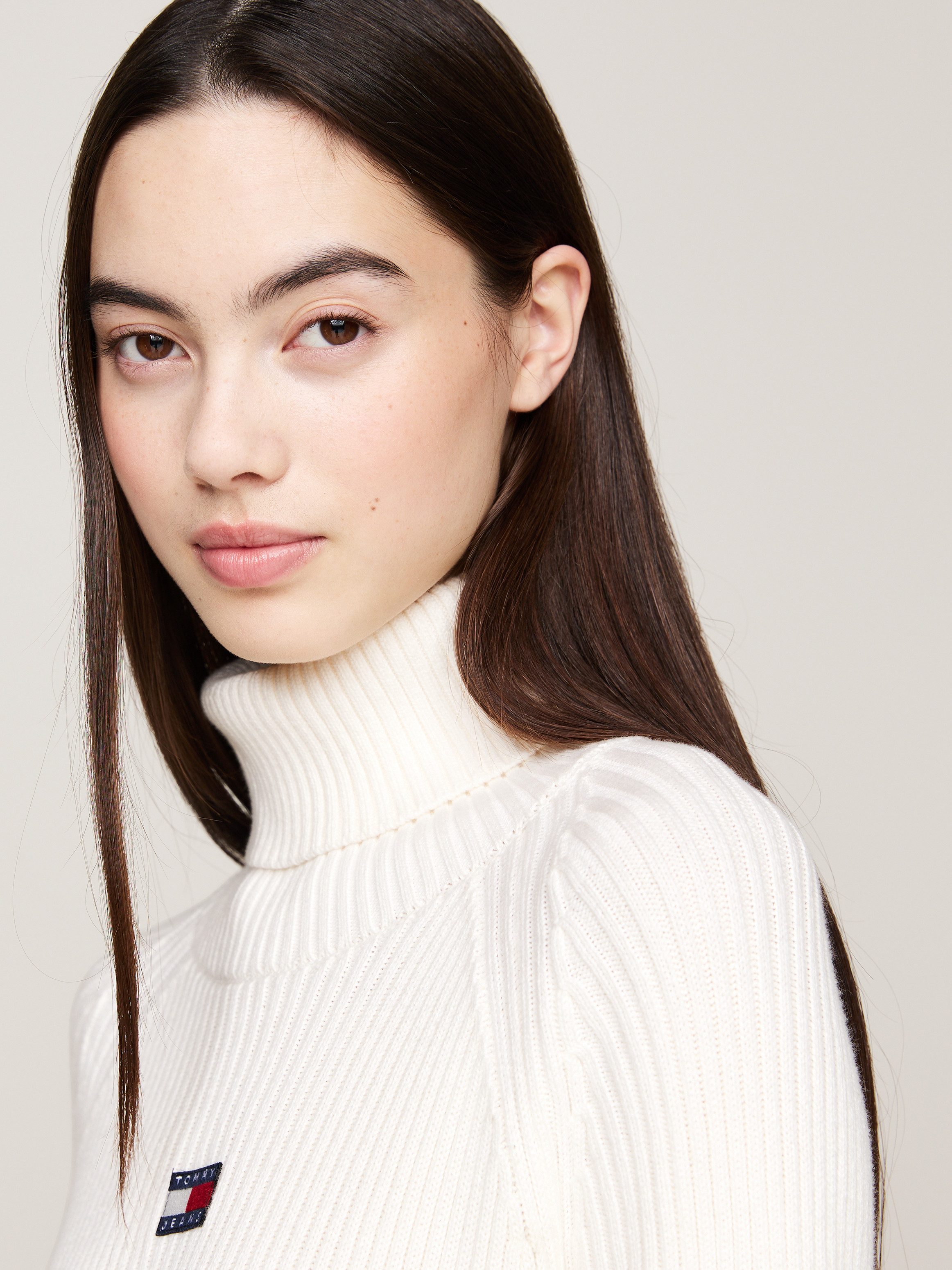 TOMMY JEANS Gebreide jurk TJW MOCKNECK BADGE SWEATER DRESS
