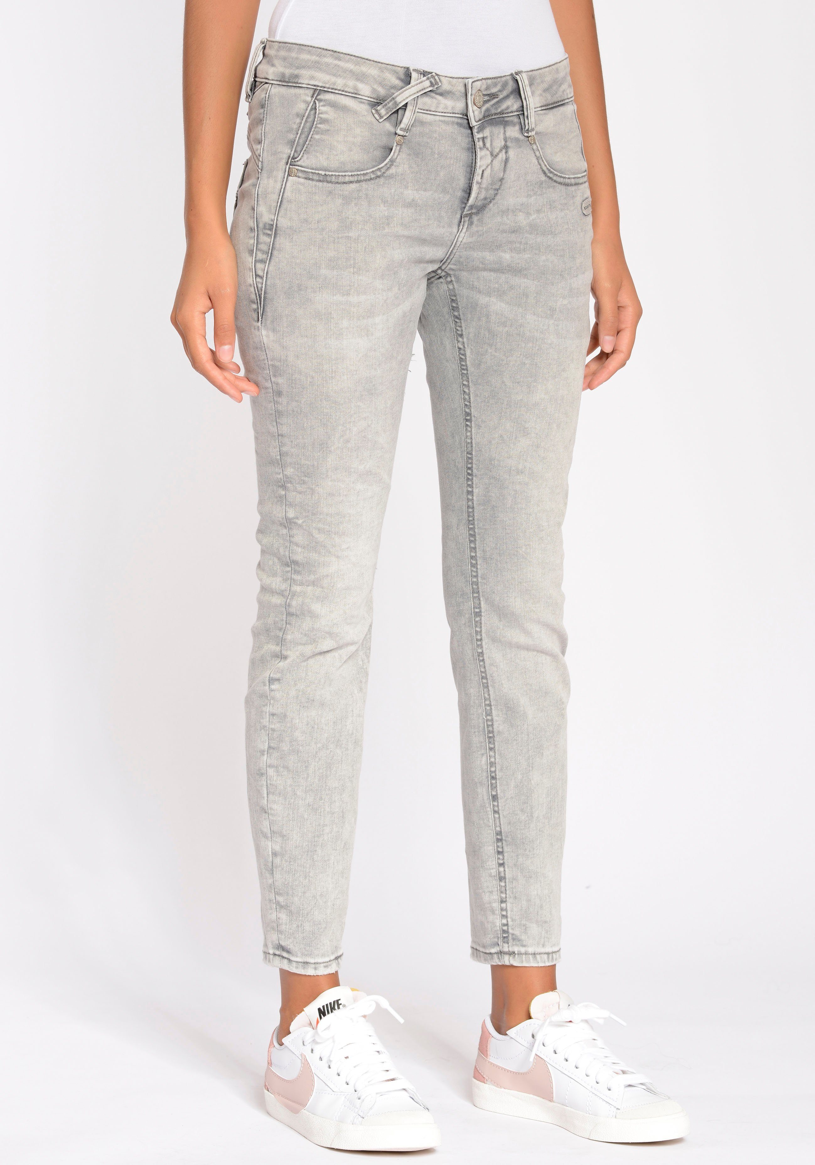 GANG Skinny fit jeans 94NELE X-CROPPED met driehoekige inzetstukken aan de zijkant voor een geweldig silhouet