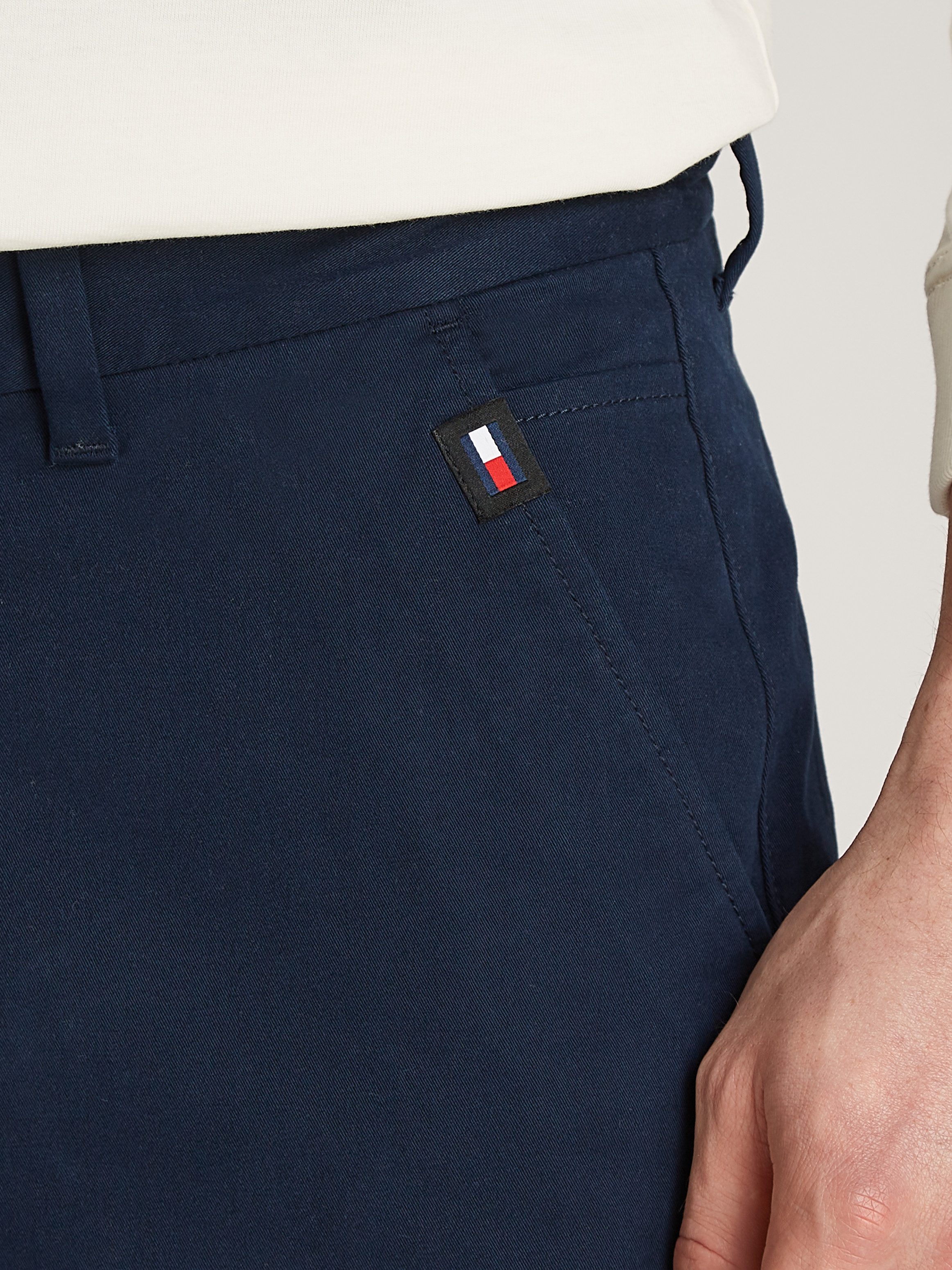 TOMMY JEANS Chino TJM AUSTIN CHINO Merkenlogo op de achterkant en ingreepzak