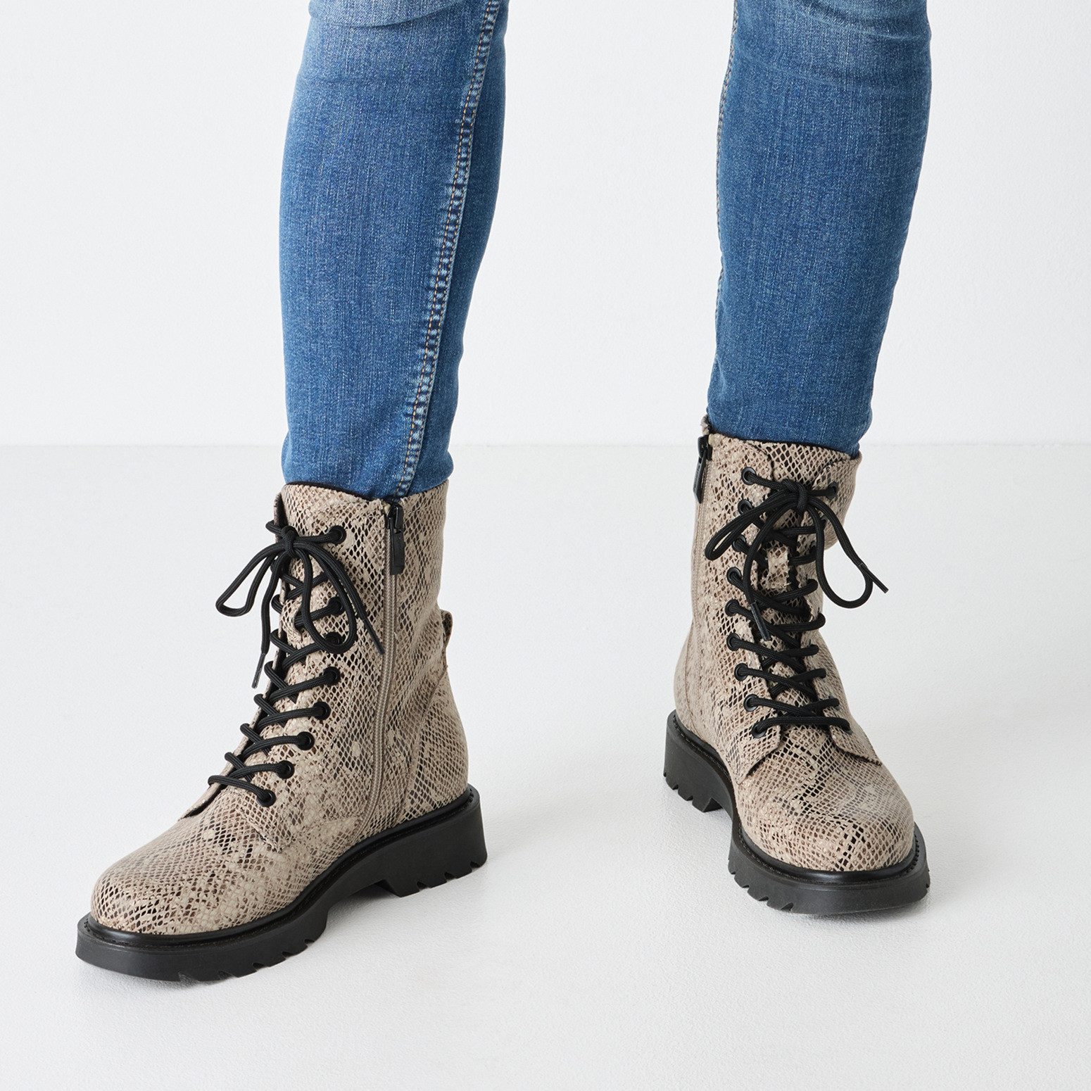 Tamaris Veterlaarsjes , blokhak, veterschoenen met trendy print