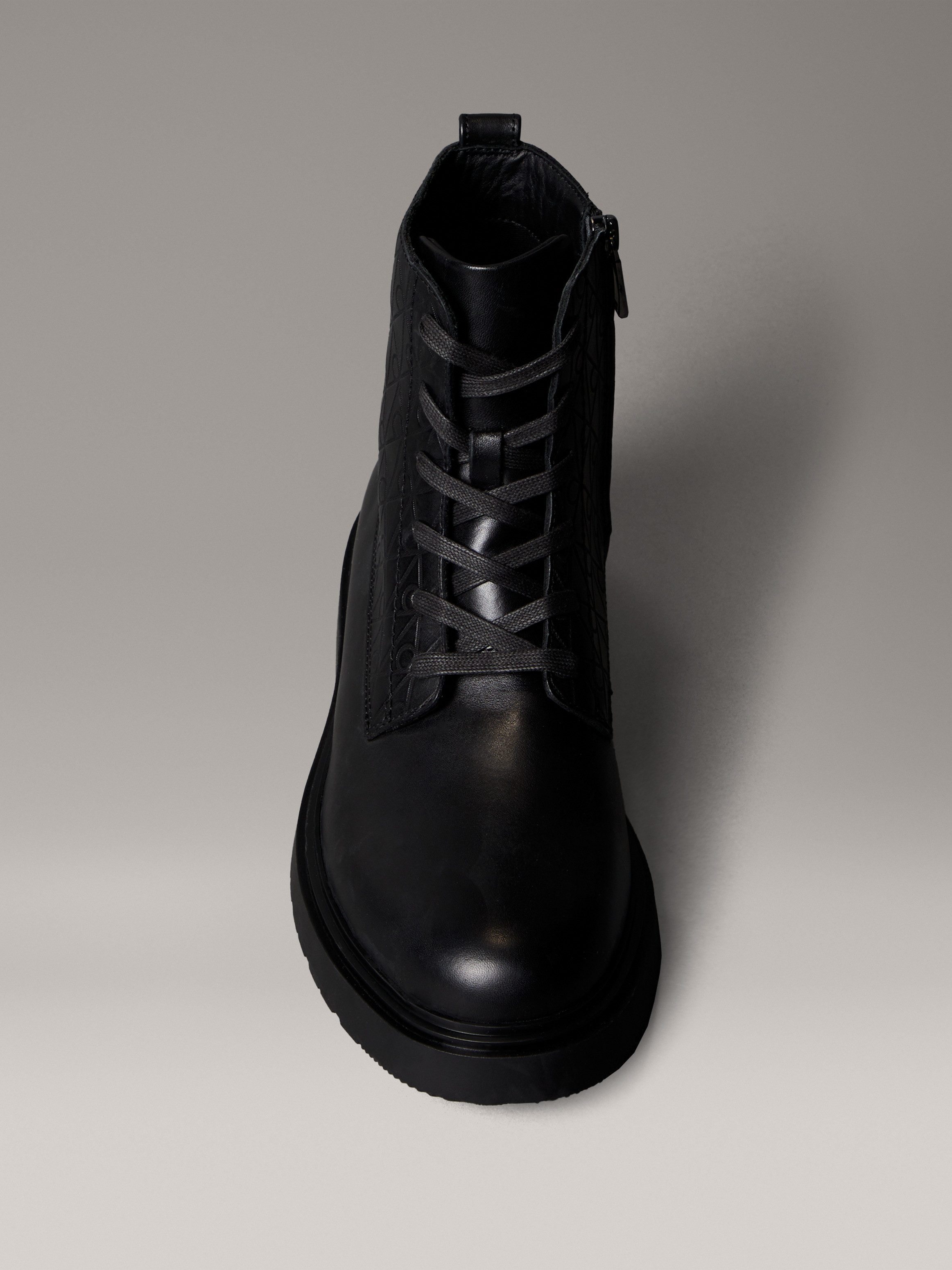Calvin Klein Veterschoenen COMBAT ESS LACE UP ZIP BOOT AOP Veterenkellaars, boots met monogram-print op de schacht