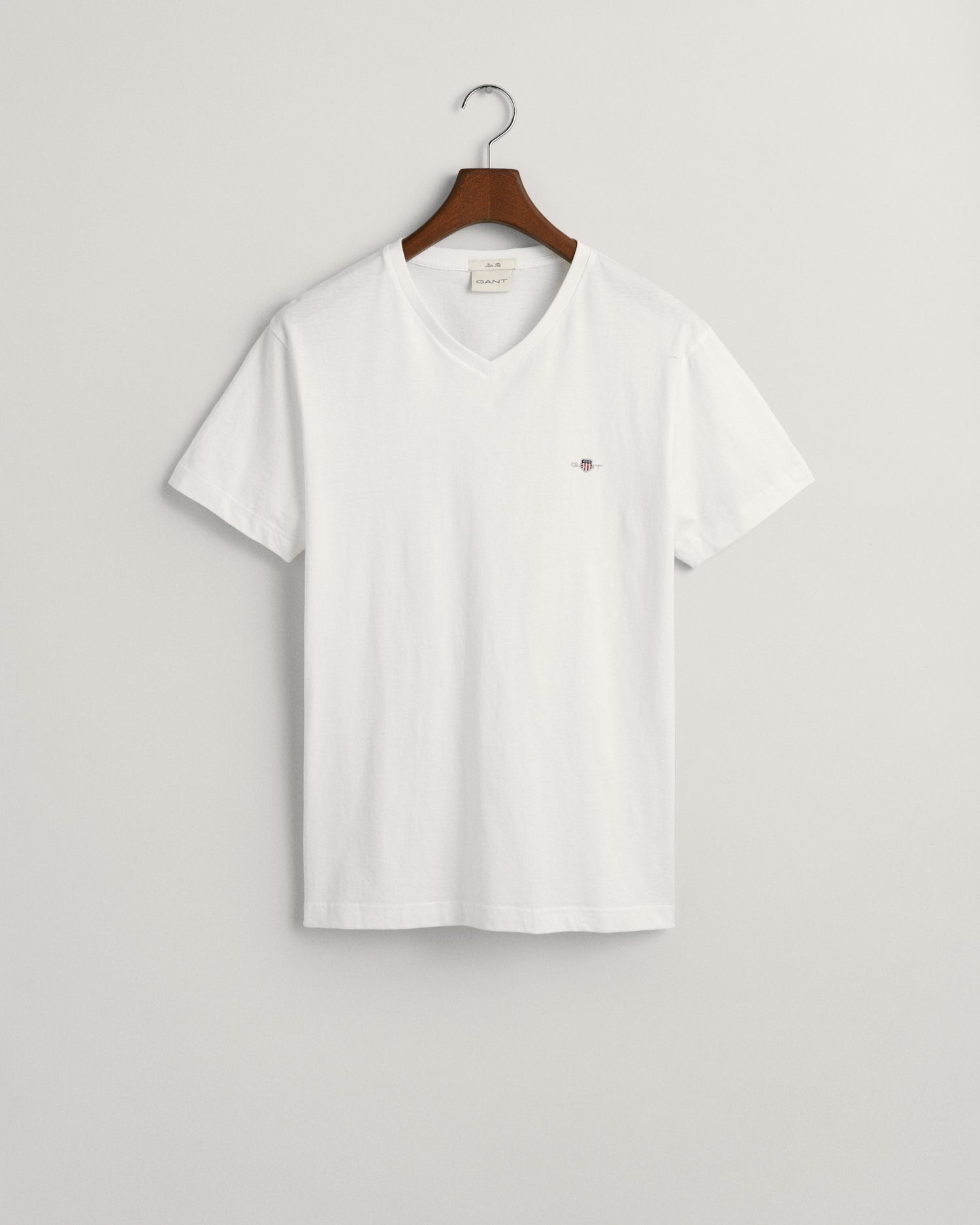 Gant T-shirt SLIM SHIELD V-NECK T-SHIRT met een klein geborduurd logo op de borst