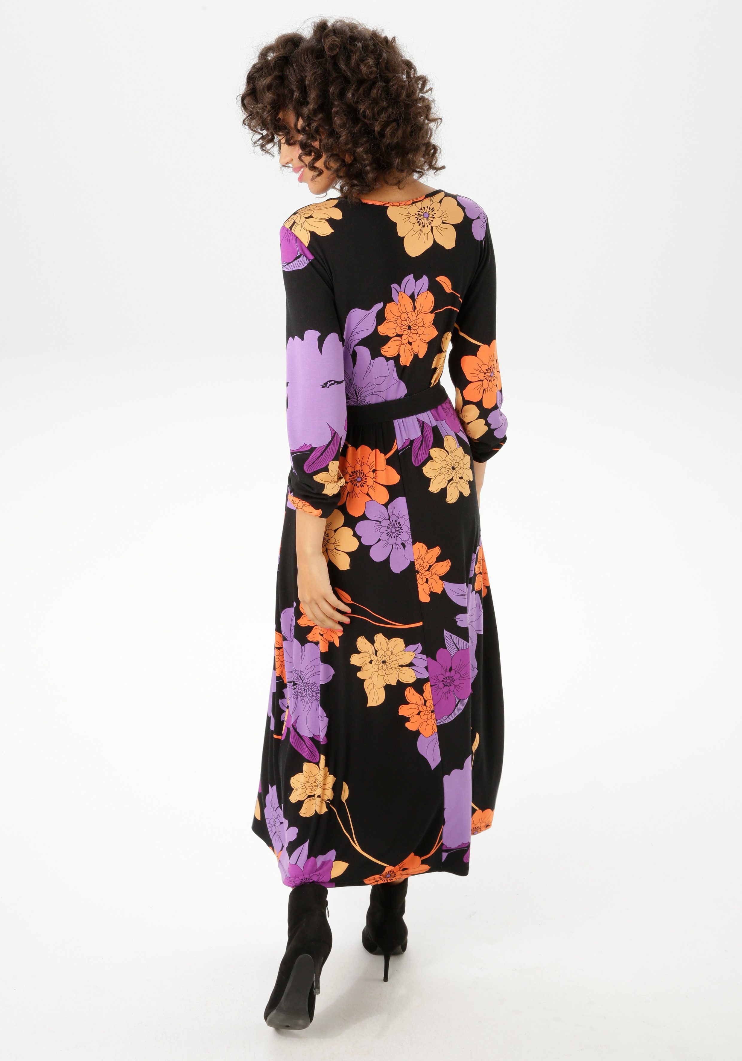 Aniston CASUAL Maxi-jurk met grootformaat kleurharmonieuze bloemen bedrukt nieuwe collectie (Met een afneembare bindstrik)