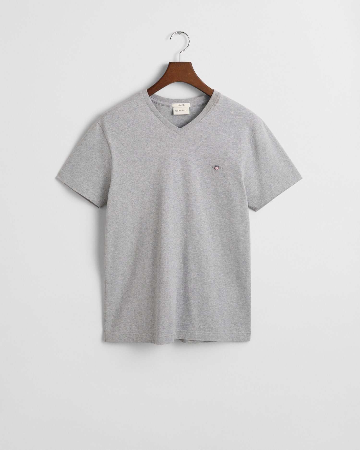 Gant T-shirt SLIM SHIELD V-NECK T-SHIRT met een klein geborduurd logo op de borst
