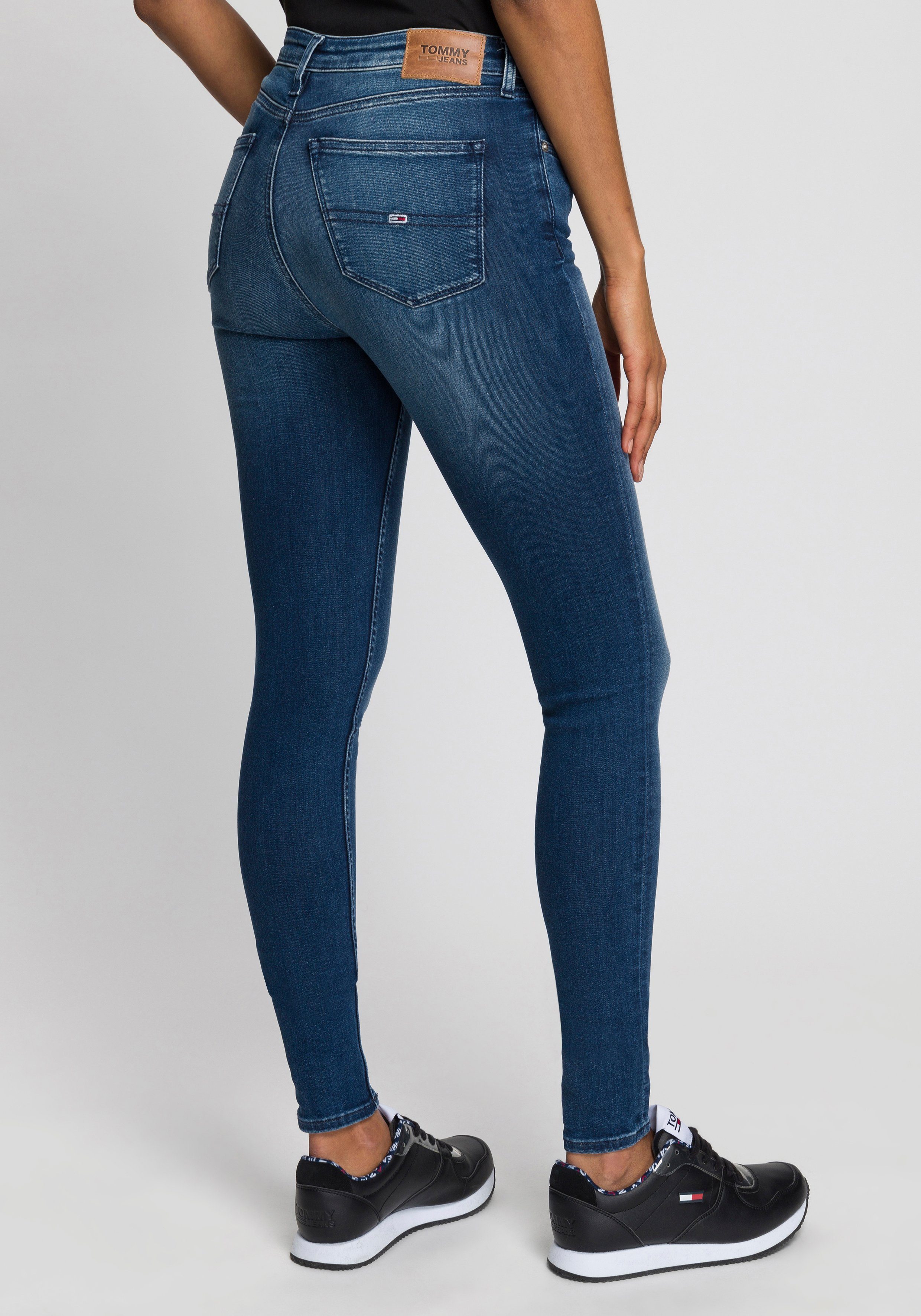 TOMMY JEANS Skinny fit jeans Nora Mid Rise Skinny Fit met tommy jeans-logobadge & borduursels