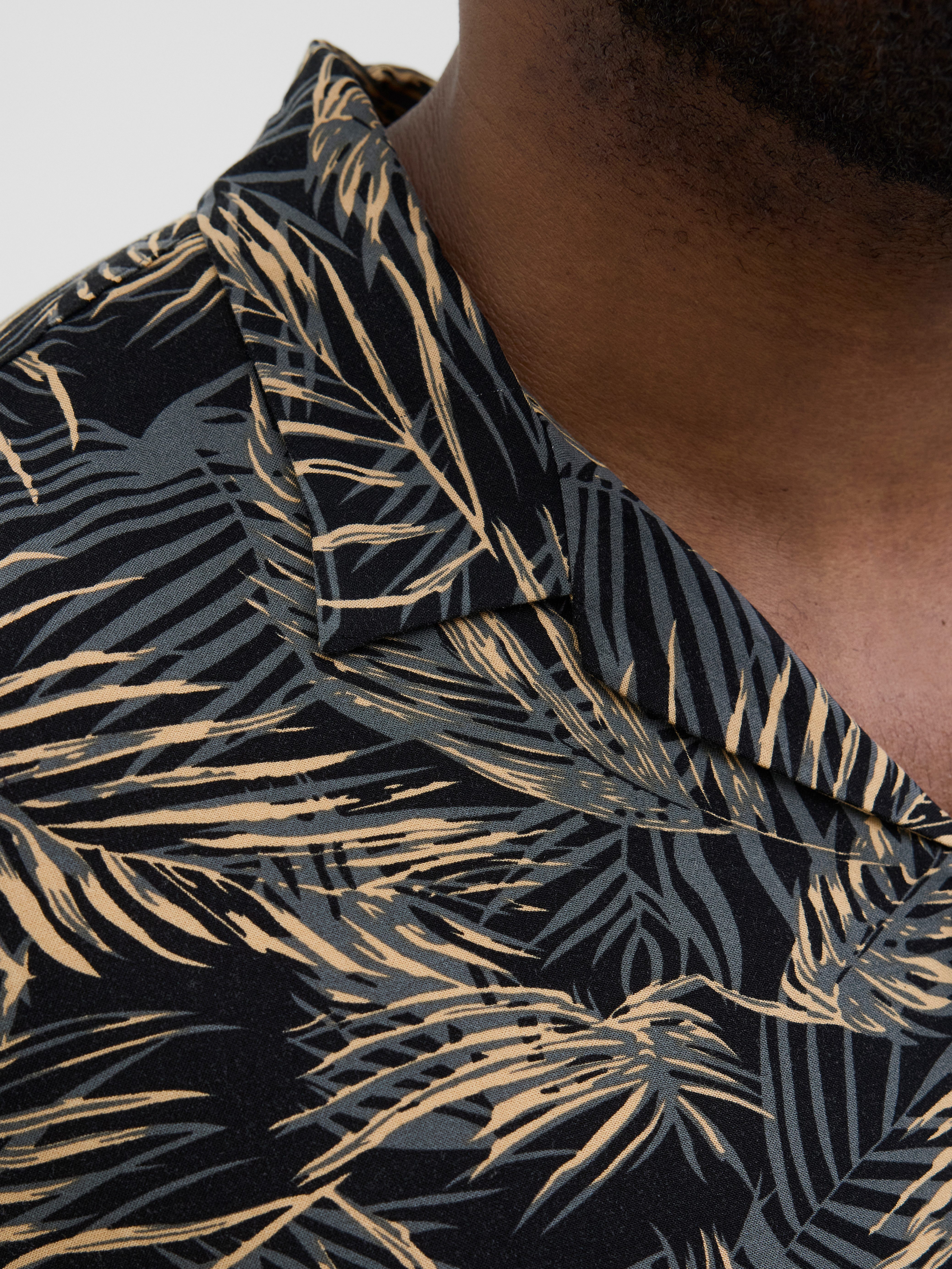 Jack & Jones PlusSize Overhemd met korte mouwen JJEJEFF TROPICAL AOP RESORT SHIRT SN PLS