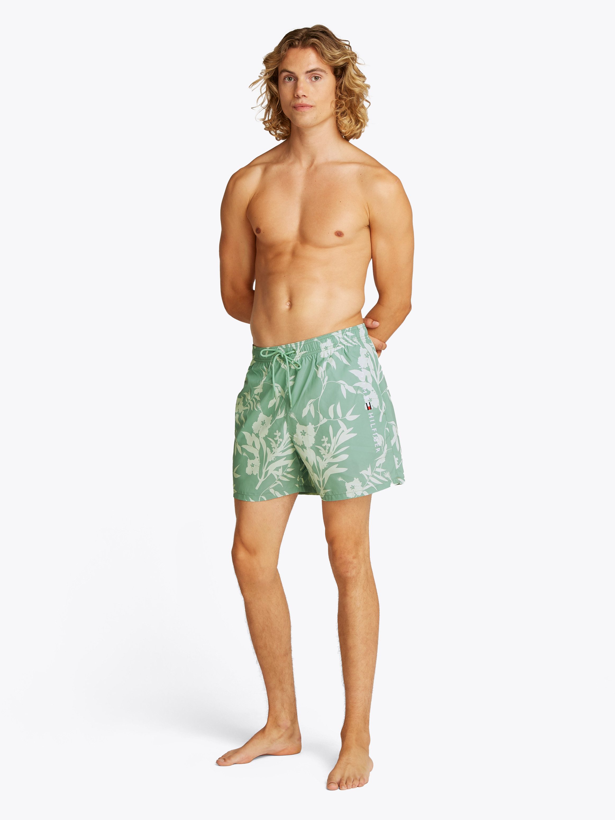 Tommy Hilfiger Swimwear Zwemshort MEDIUM DRAWSTRING PRINT met tropisch motief, met logo-borduursel