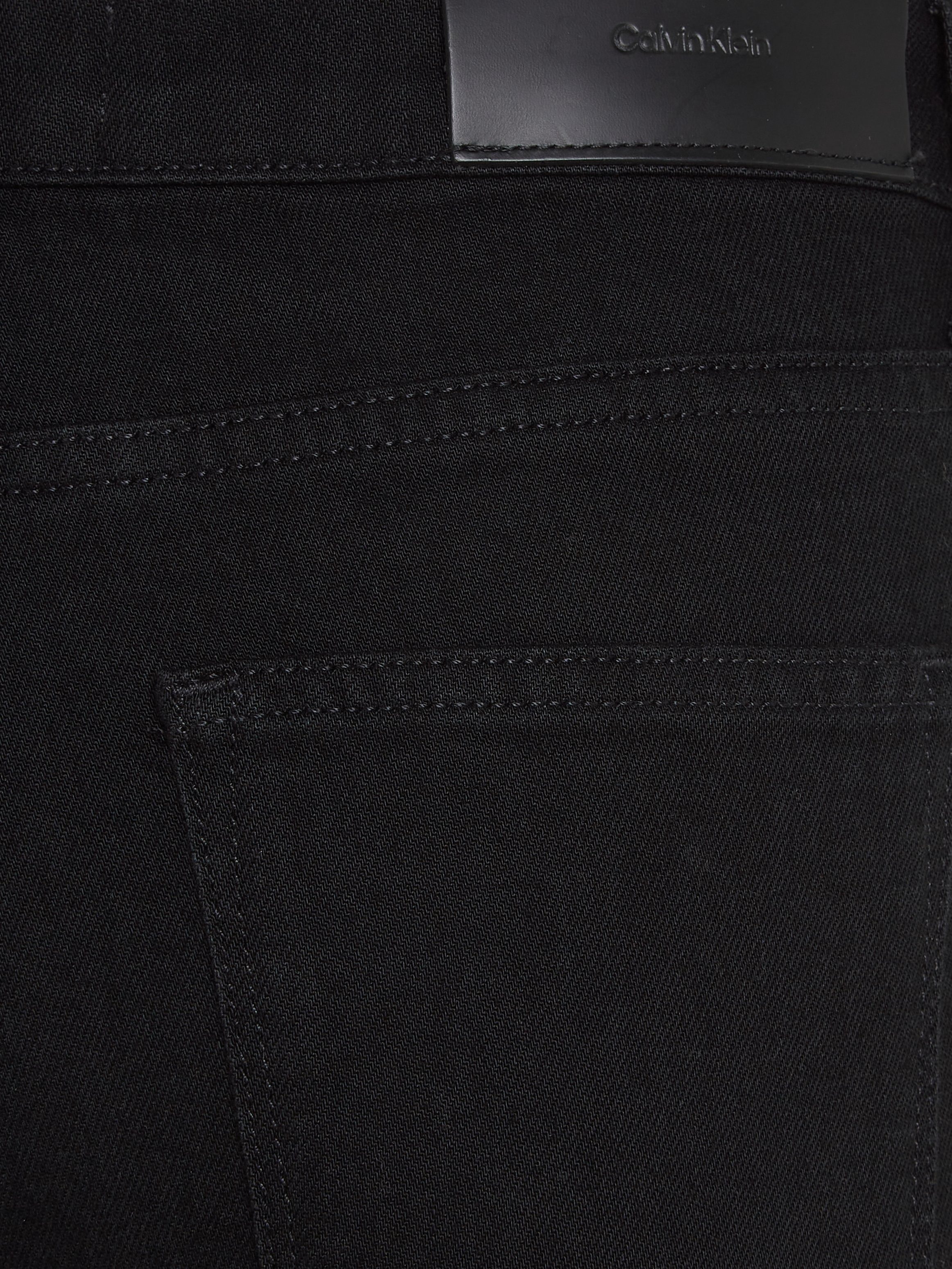 Calvin Klein Slim fit jeans MR SLIM - SOFT BLACK met leren merklabel aan de achterkant van de tailleband