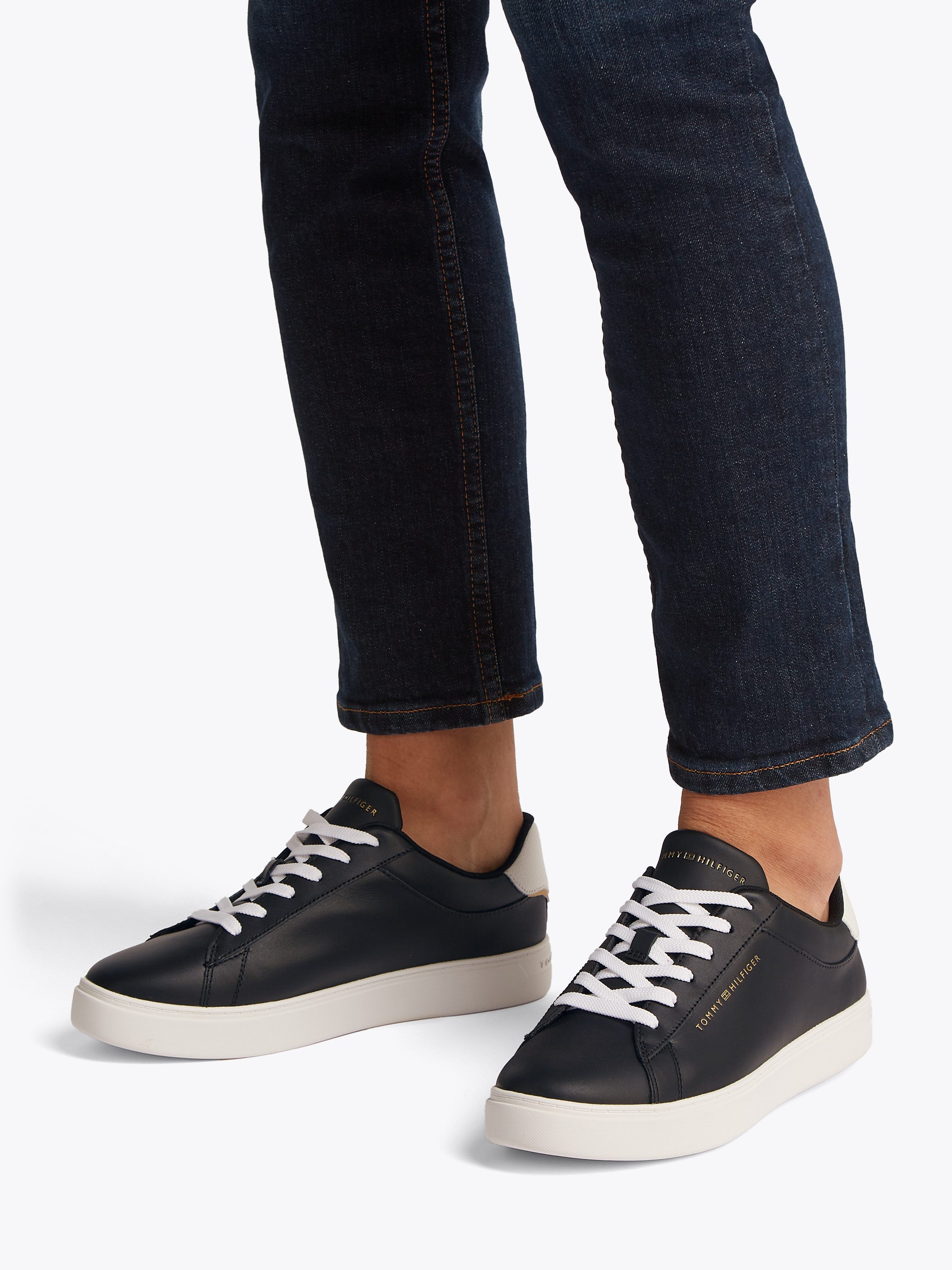 Tommy Hilfiger Plateausneakers ESSENTIAL COURT SNEAKER , vrijetijdsschoen, lage schoen, veterschoen met logo-opdruk