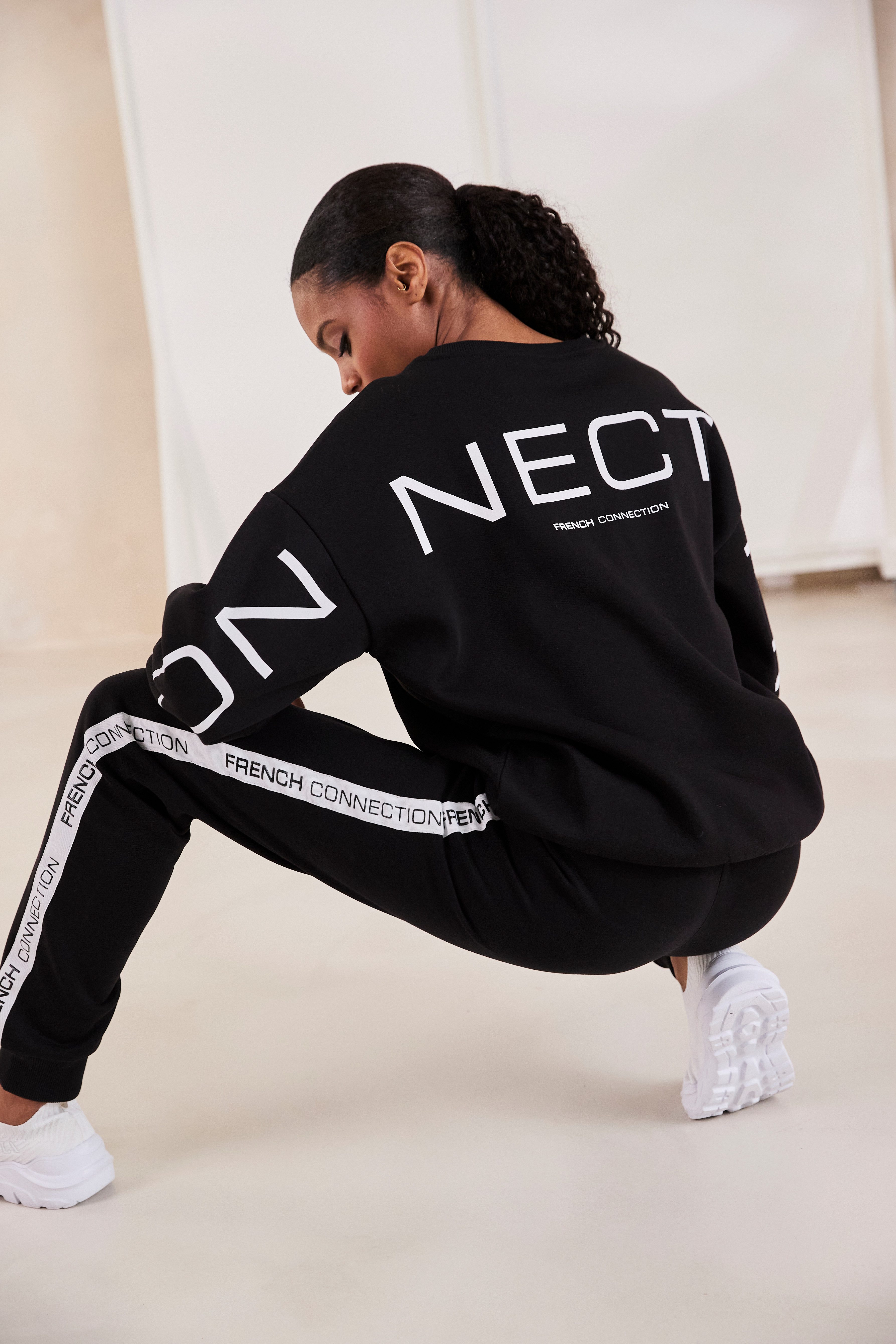 French Connection Sweatbroek met zij contraststrepen en logo-print