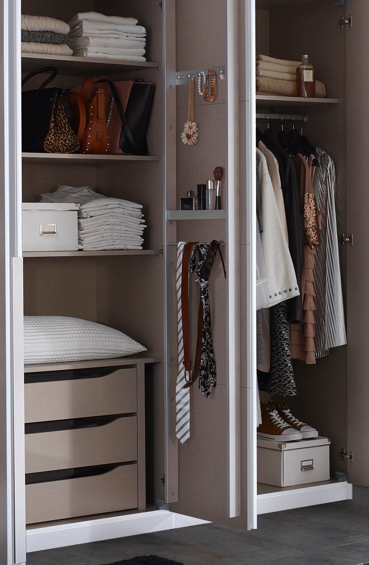 rauch Draaideurkast Bellezza inclusief lade-inzet, wasindeling en verdere accessoires