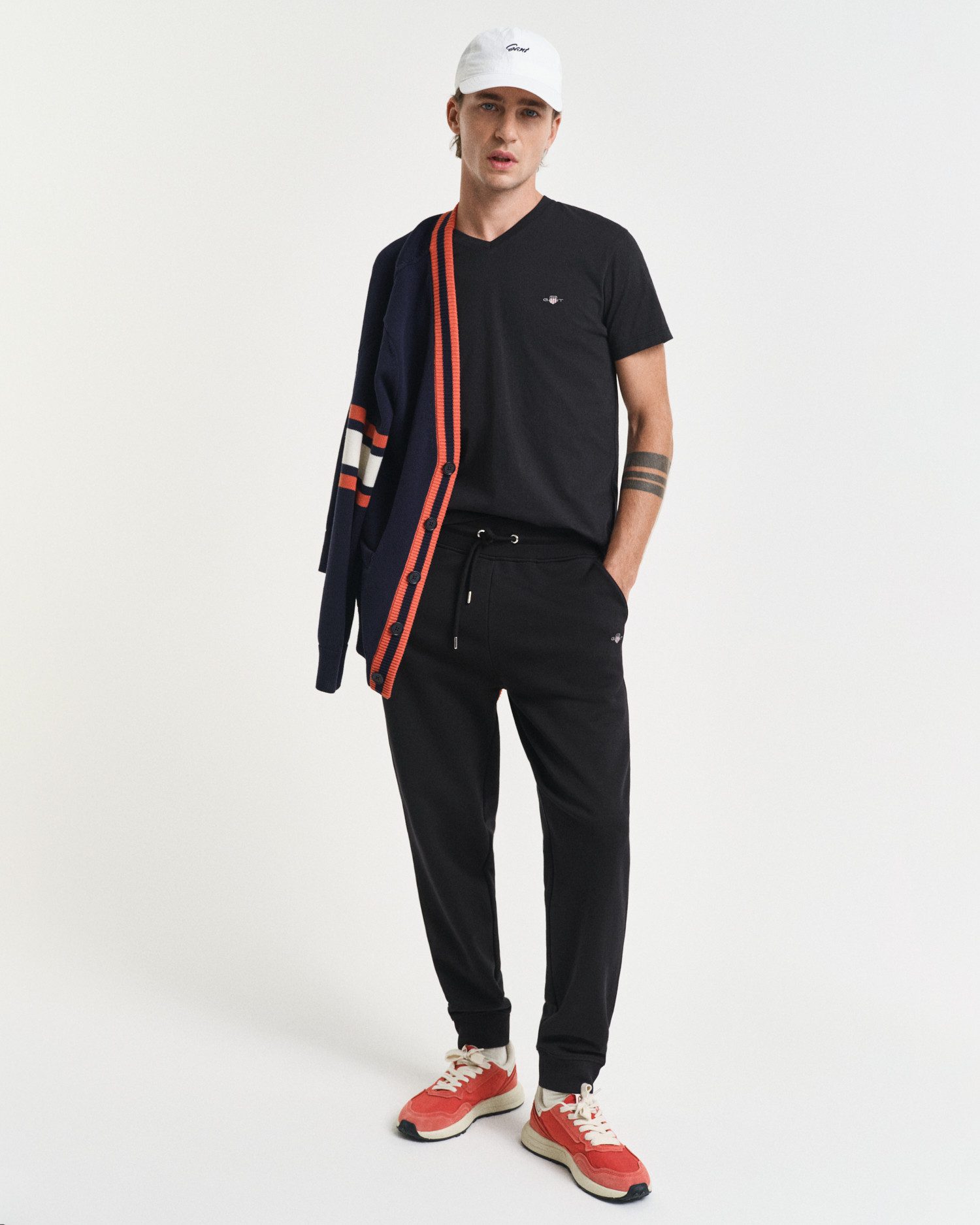 Gant Sweatbroek REG SHIELD SWEATPANTS met logo-borduurwerk onder de boord