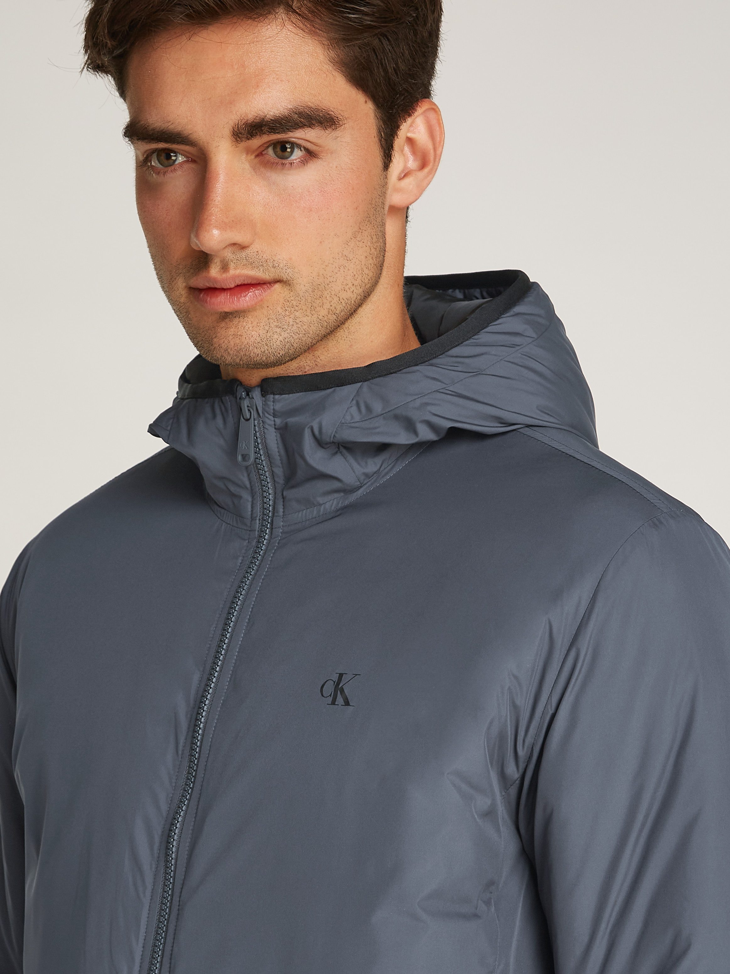 Calvin Klein Allweatherjack HI-NECK JACKET Logoprint, capuchon