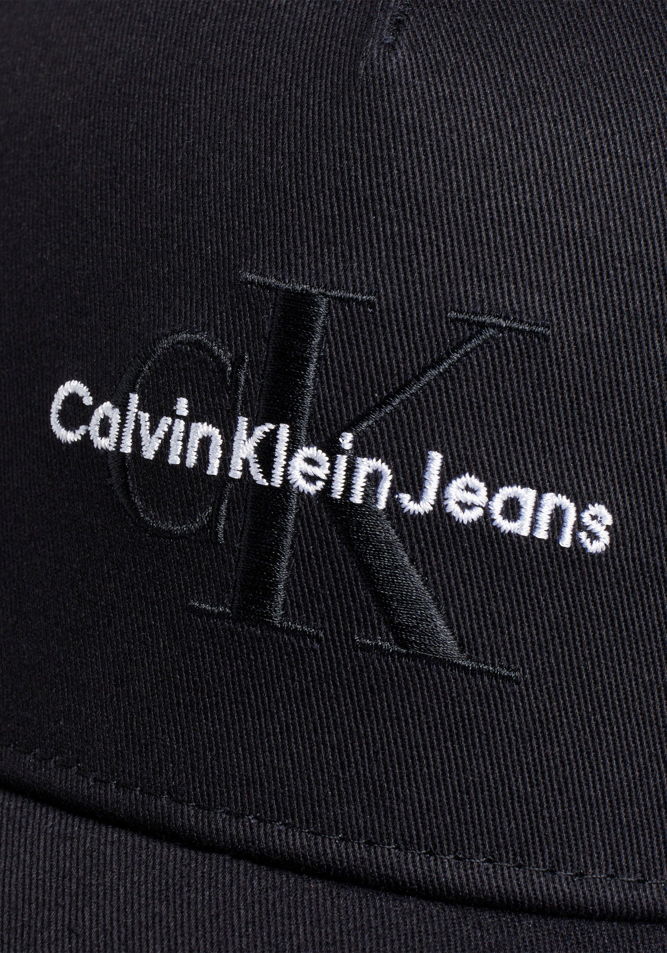 Calvin Klein Truckerpet MONO LOGO EMBRO TRUCKER HAT