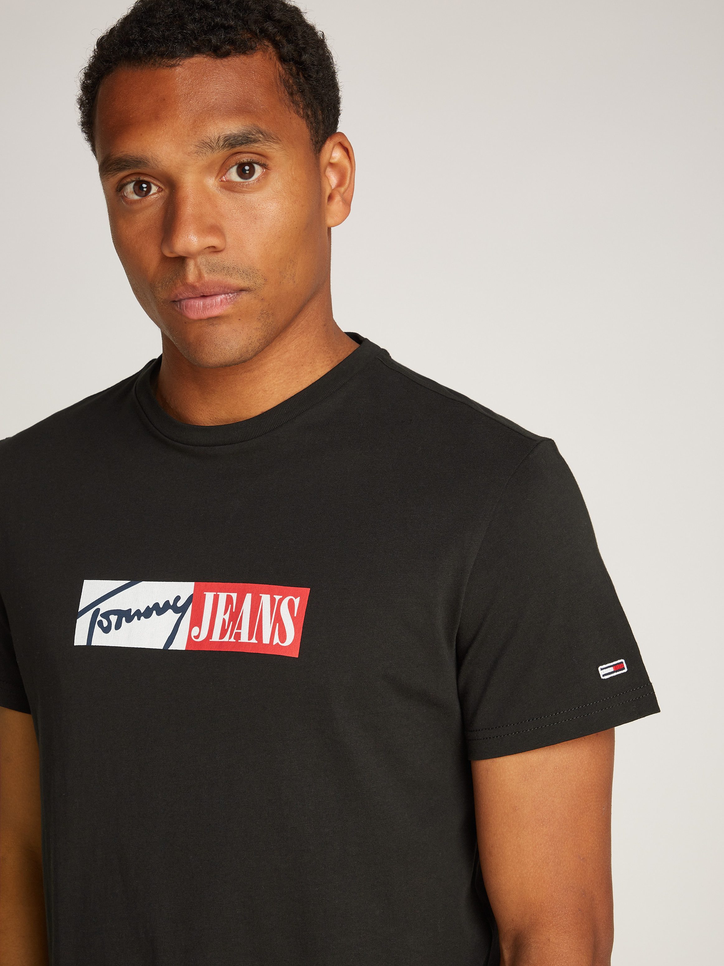 Tommy Jeans Plus Shirt met ronde hals TJM SLIM ENTRY GRAPHIC TEE EXT in grote maten met logo-borduursel op de mouw