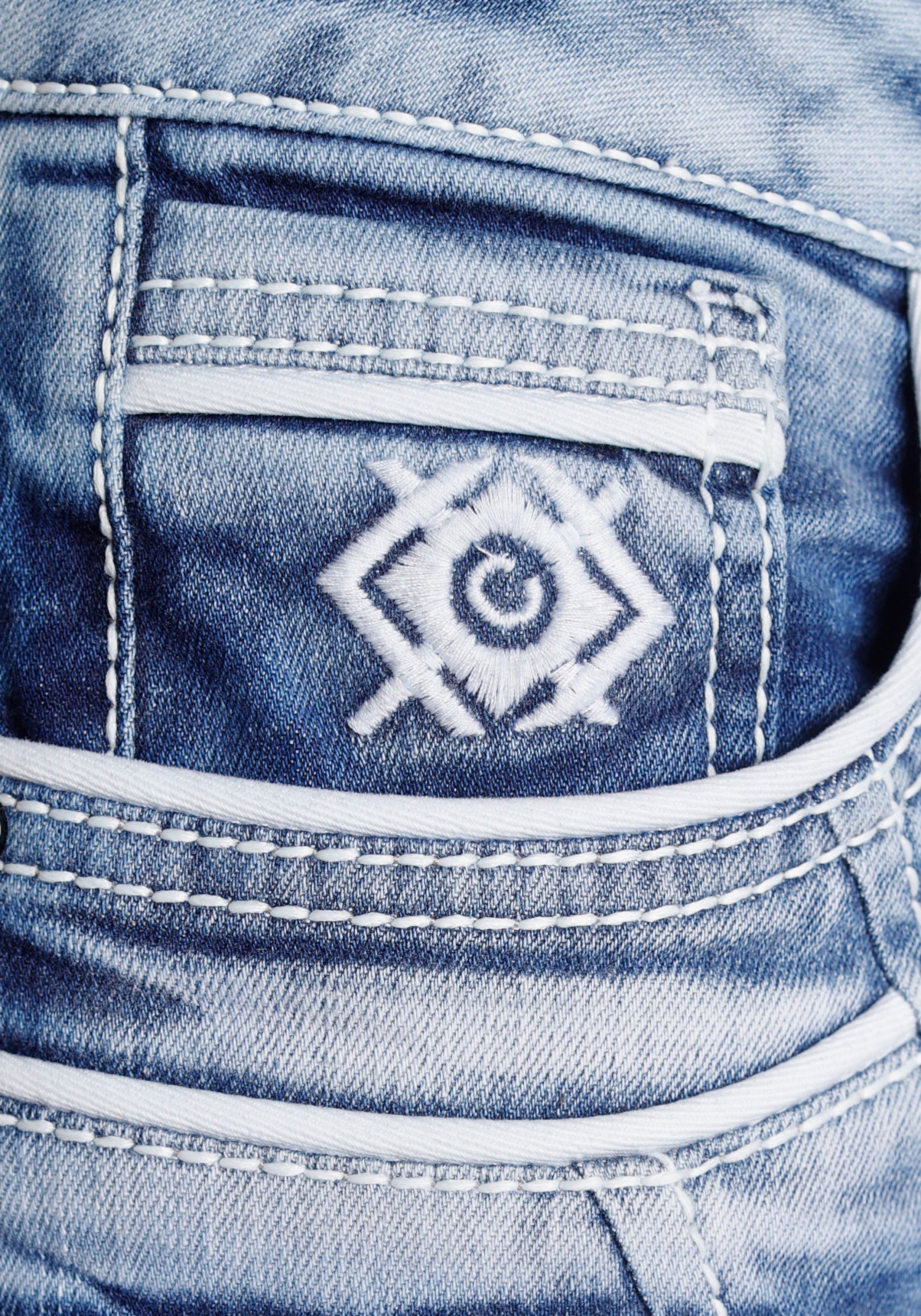 Cipo & Baxx Bermuda in denim en met markante zakken