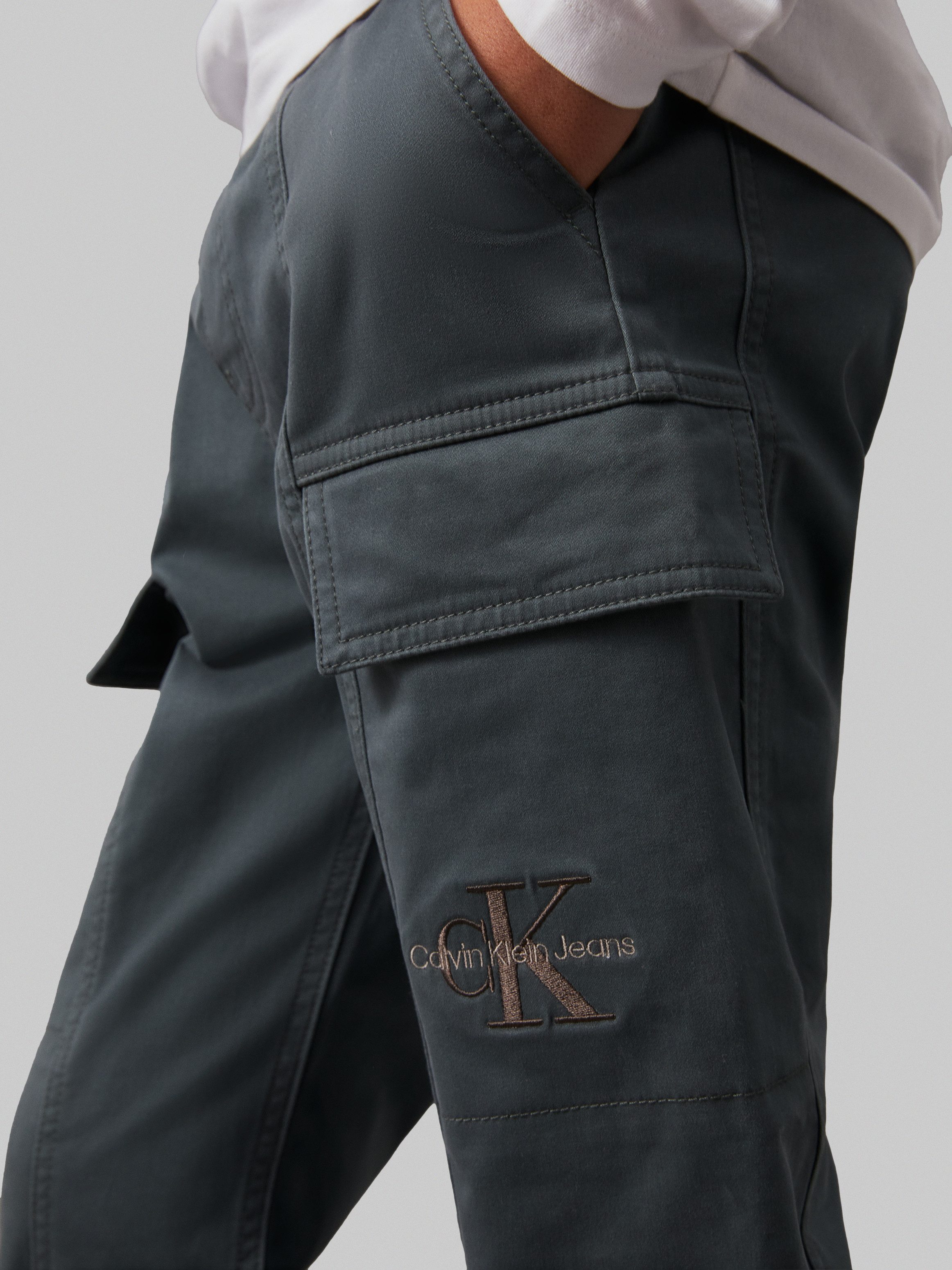 Calvin Klein Sweatbroek ESSENTIAL WOVEN CARGO PANTS voor kinderen tot 16 jaar met logo-print