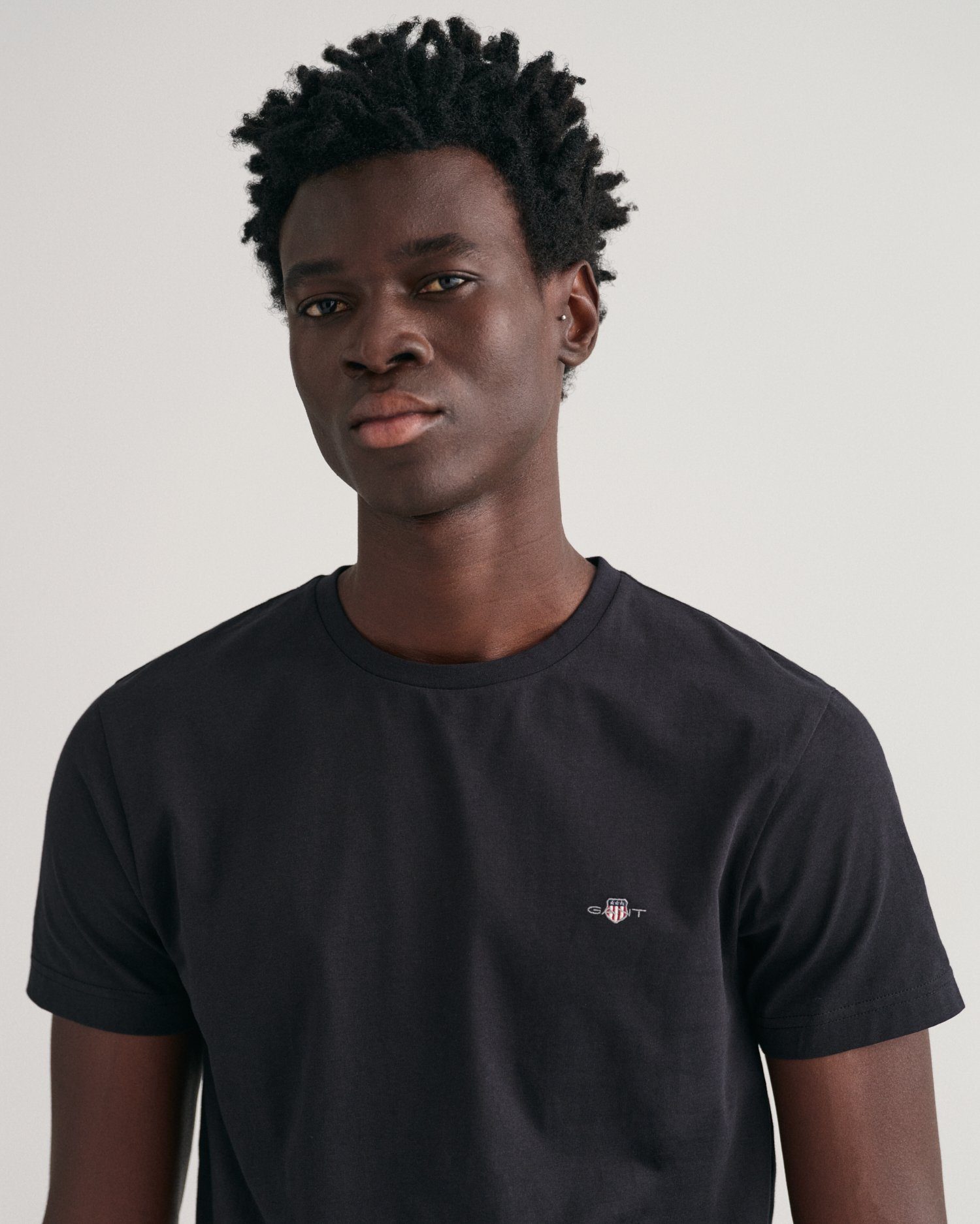 Gant T-shirt SLIM SHIELD SS T-SHIRT met logoborduursel op borsthoogte