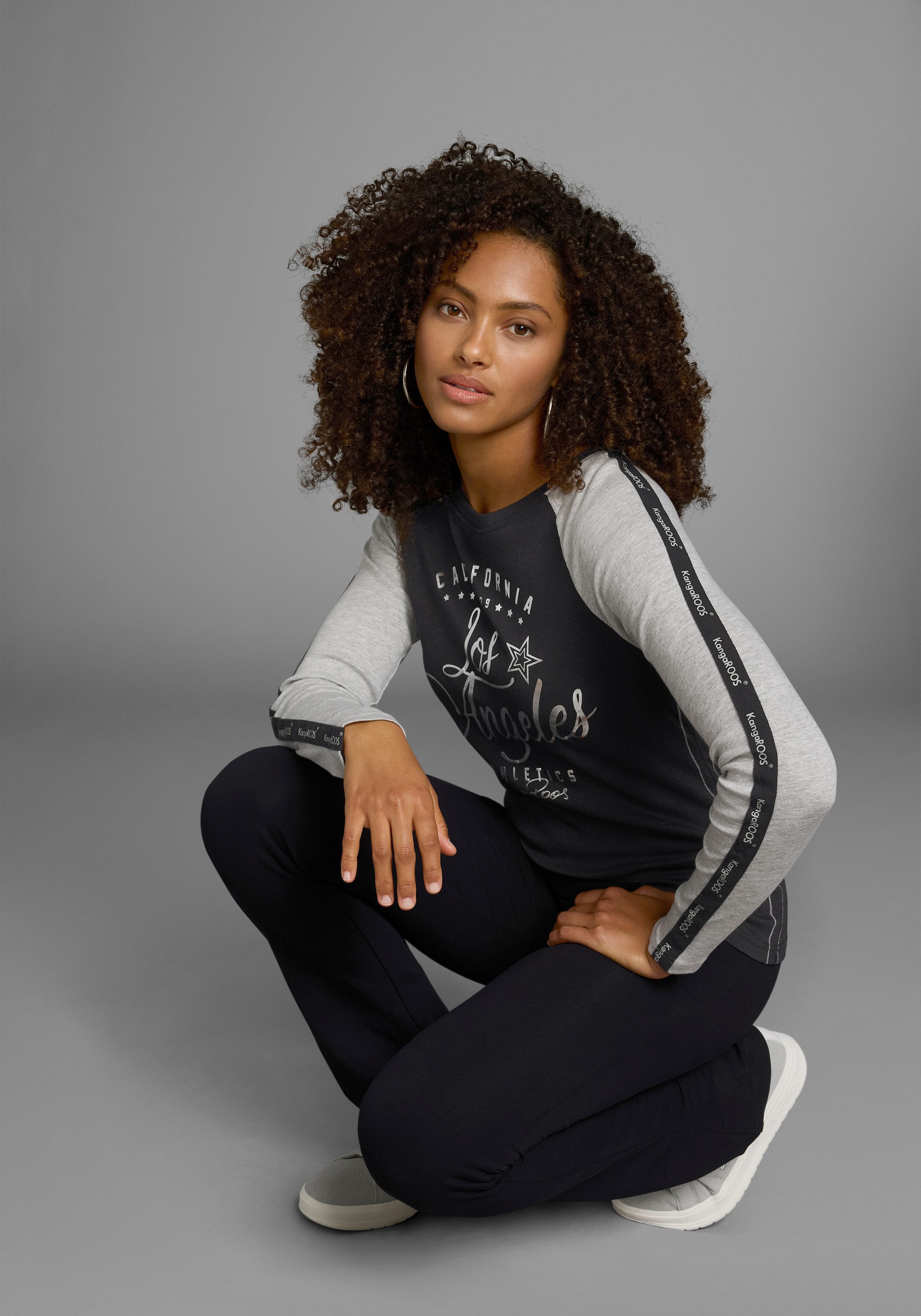 KangaROOS Longsleeve Lange mouwen, zeer figuurvolgende pasvorm, met glanzende metallic-print