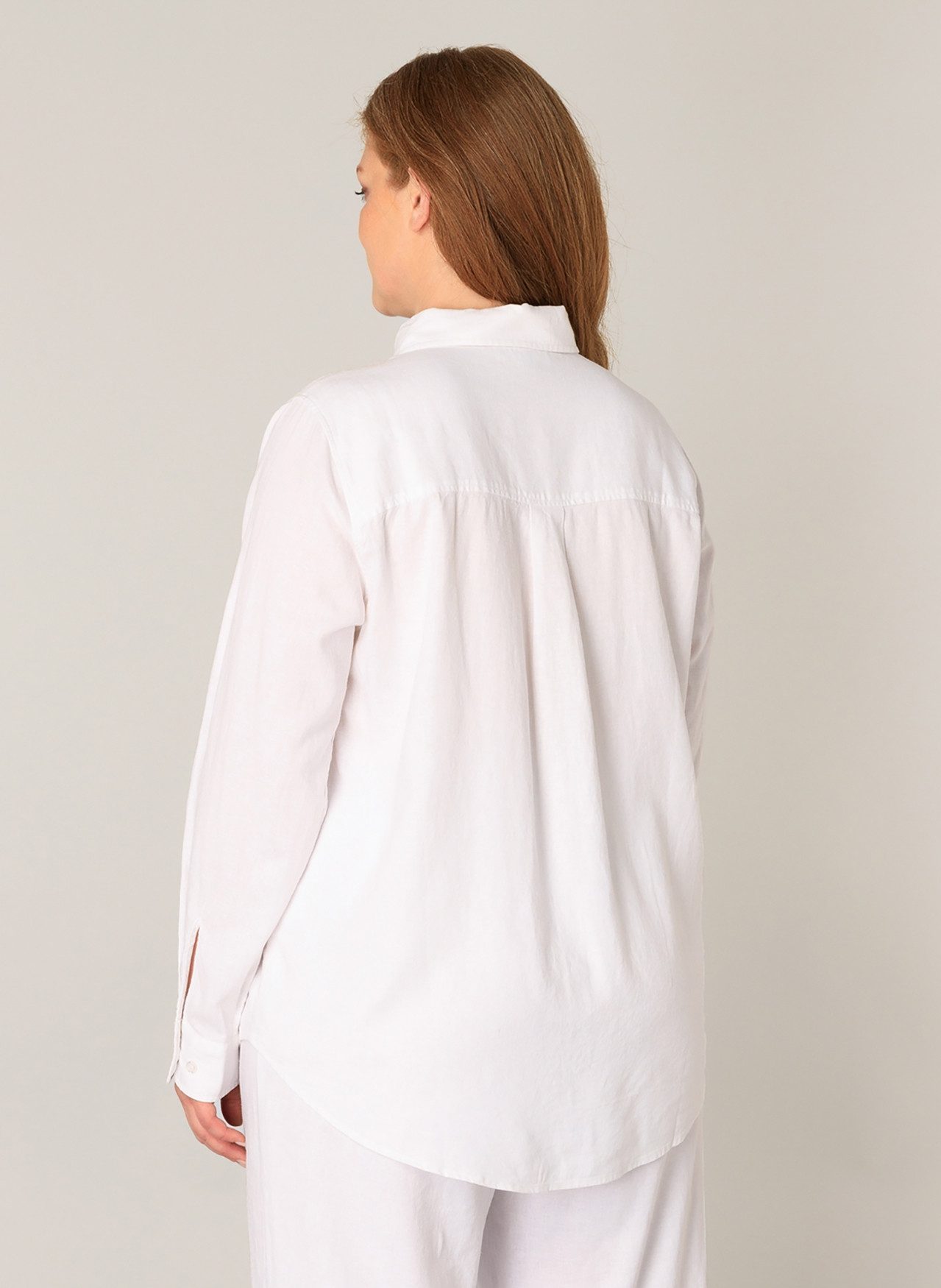 Base Level Curvy Blouse met lange mouwen Yaella met knoopsluiting en van linnen