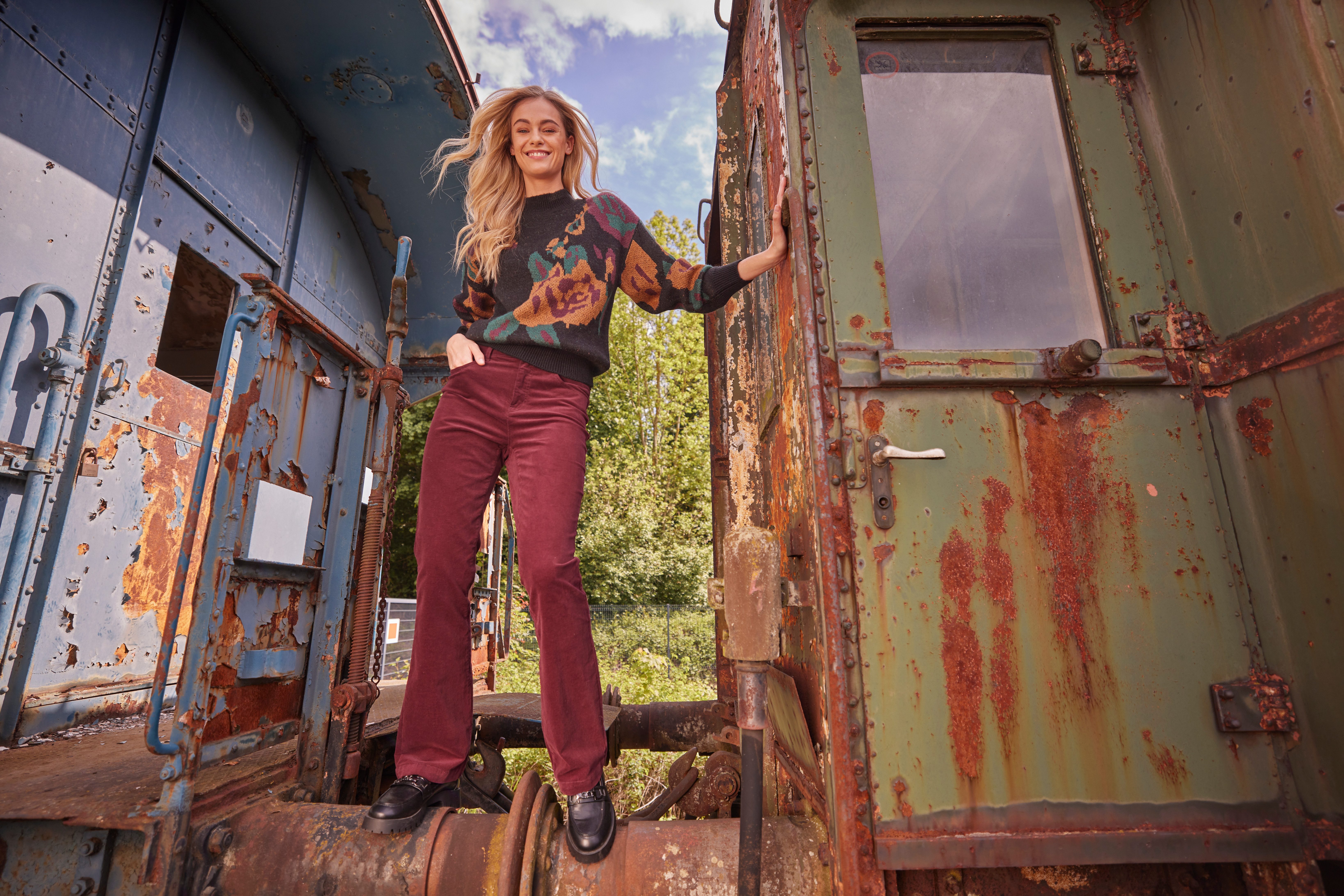 Aniston CASUAL Cordbroek in trendy bootcut-vorm